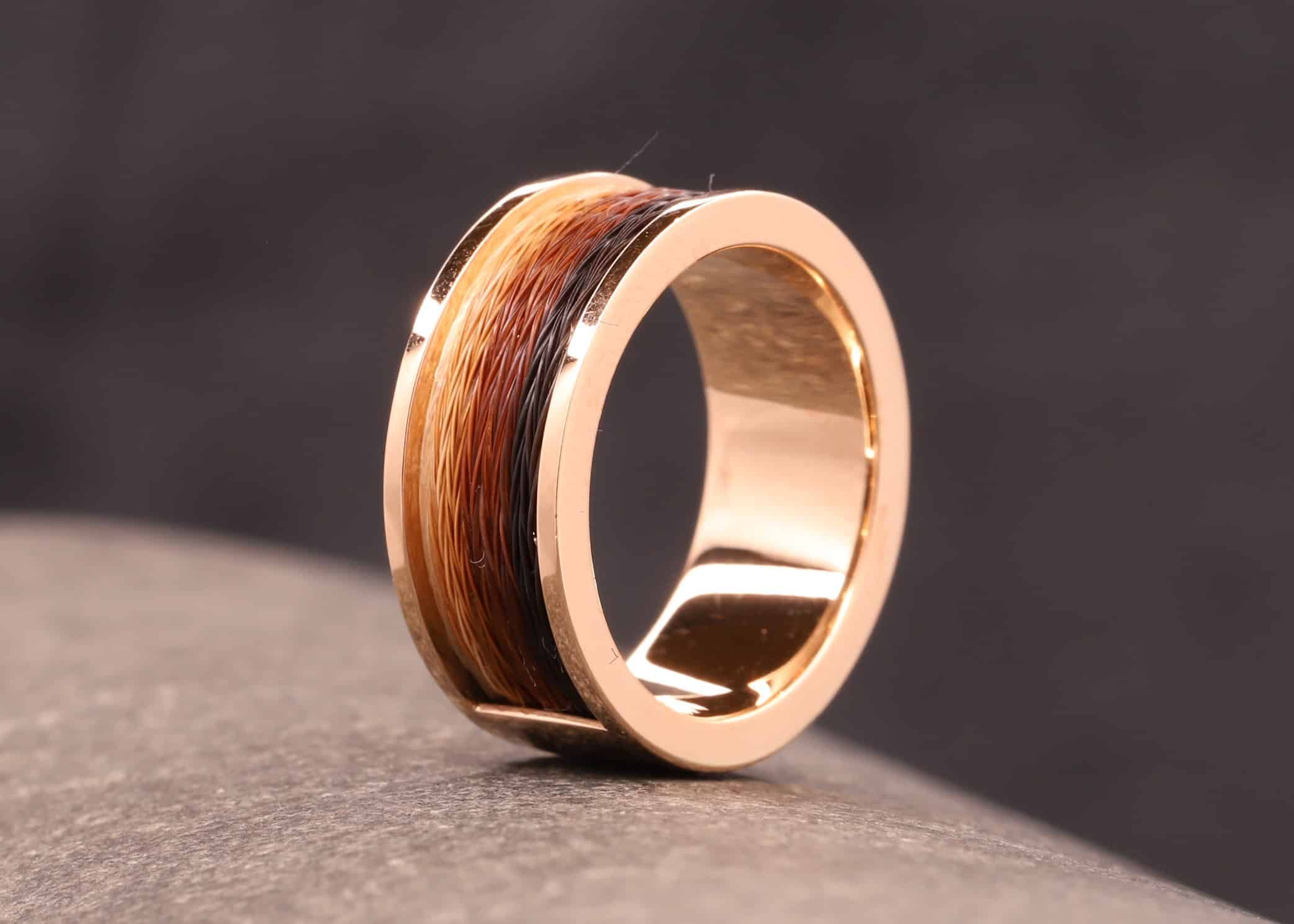 rosegoldring mit brillanten auf einer seite und pferdehaaren - schmuckgarten