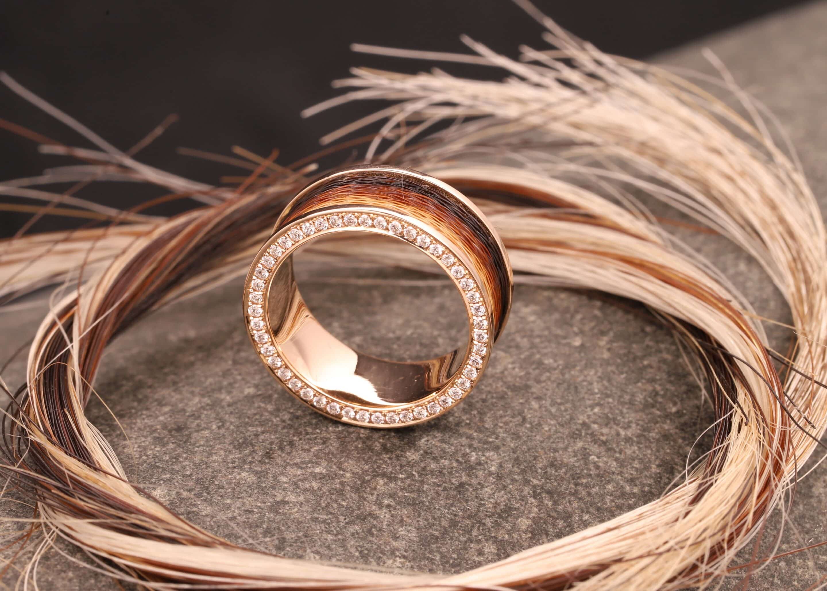 rosegoldring mit brillanten auf einer seite und pferdehaaren - schmuckgarten