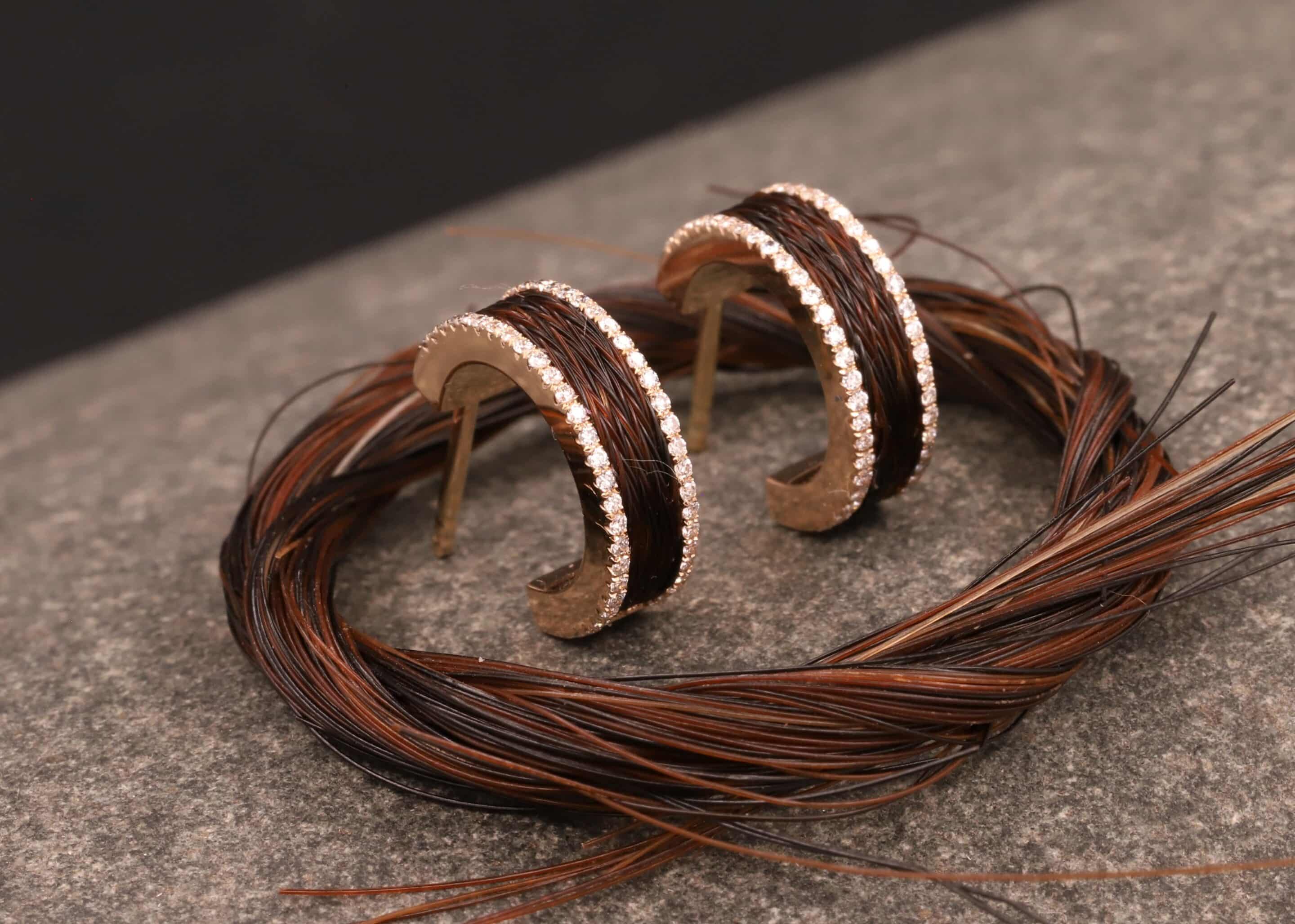 rosegold creolen mit brillanten und pferdehaar angefertigt im schmuckgarten aus stolberg