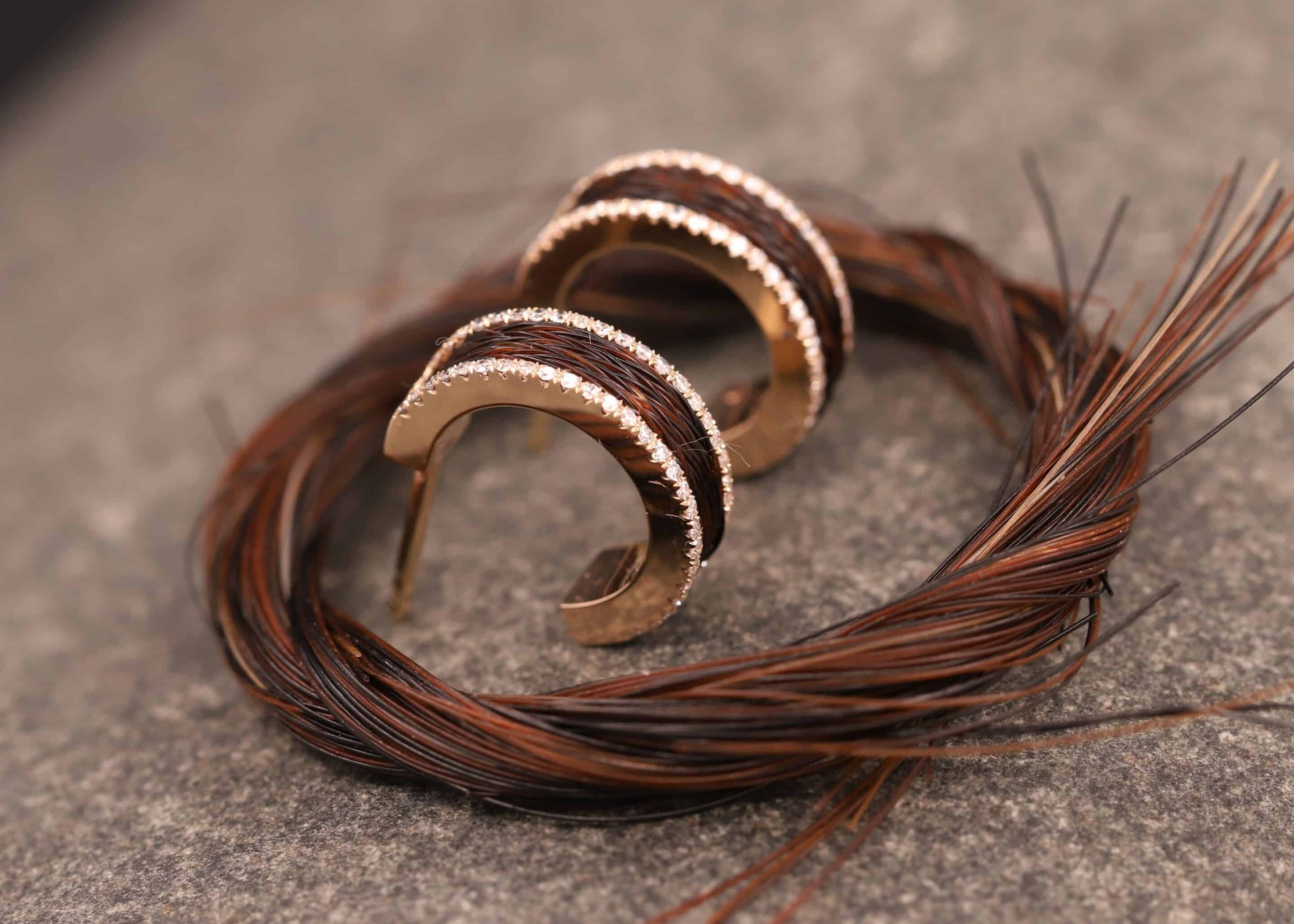 rosegold creolen mit brillanten und pferdehaar angefertigt im schmuckgarten aus stolberg
