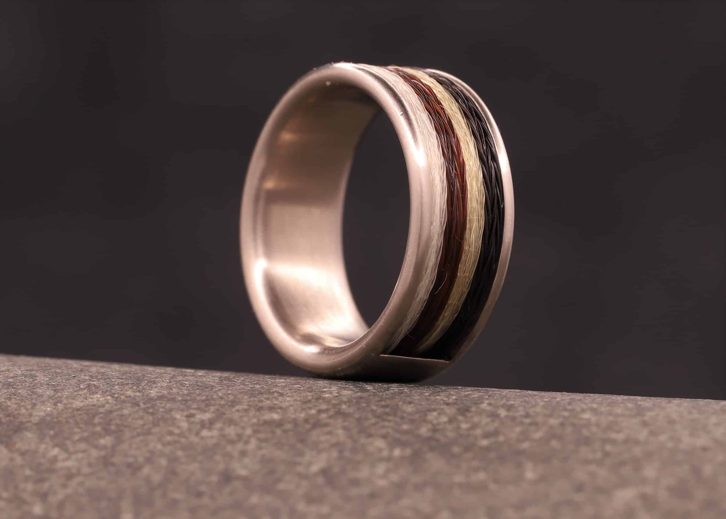 ring mit kompfort modell in 585er graugold und gewebten pferdehaaren hergestellt schmuckgarten