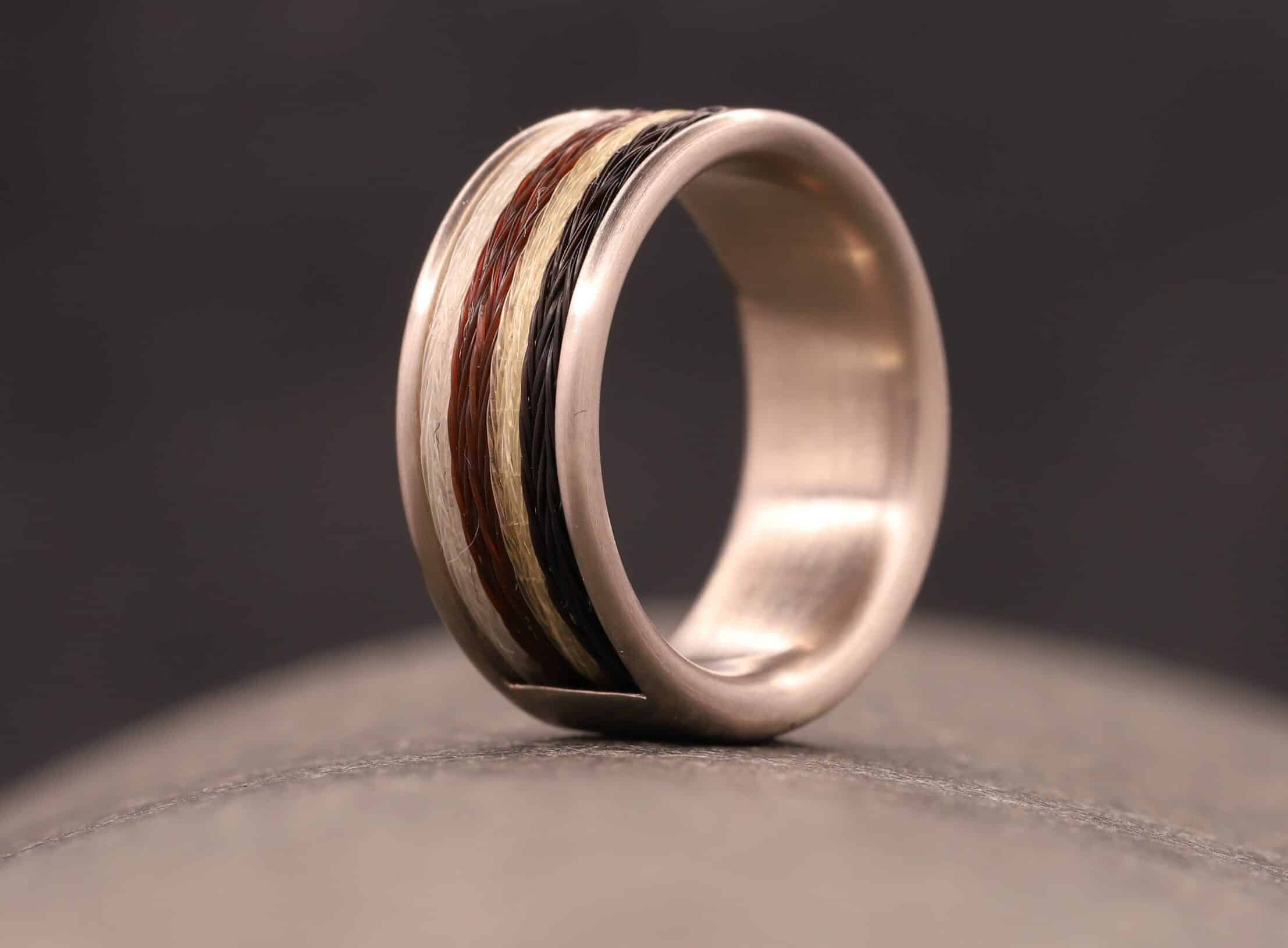 ring mit kompfort modell in 585er graugold und gewebten pferdehaaren hergestellt schmuckgarten