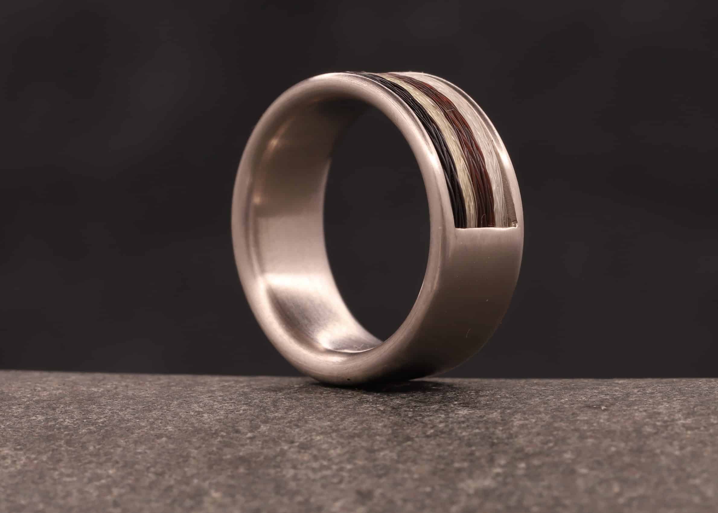 ring mit kompfort modell in 585er graugold und gewebten pferdehaaren hergestellt schmuckgarten