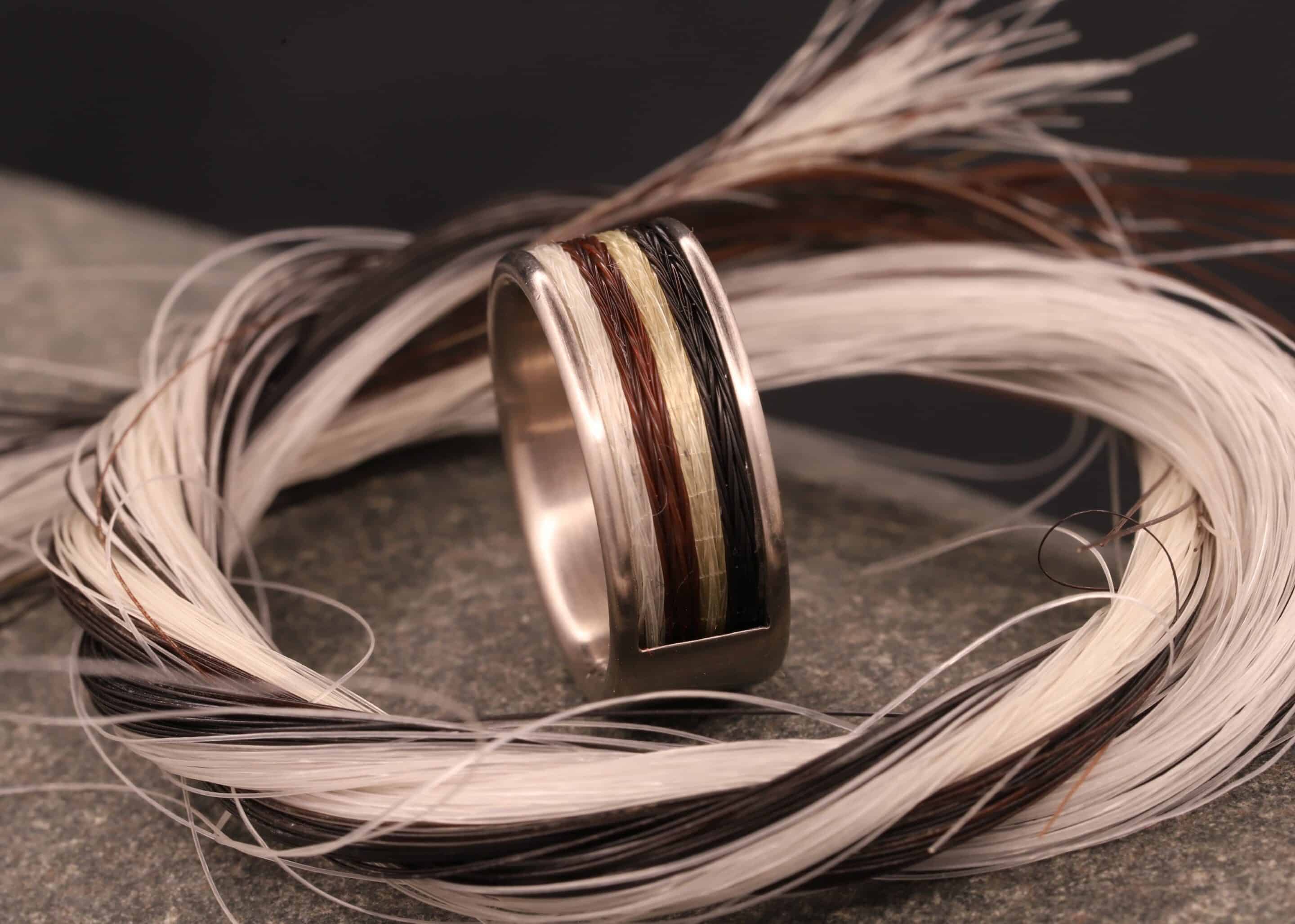 ring mit kompfort modell in 585er graugold und gewebten pferdehaaren hergestellt schmuckgarten