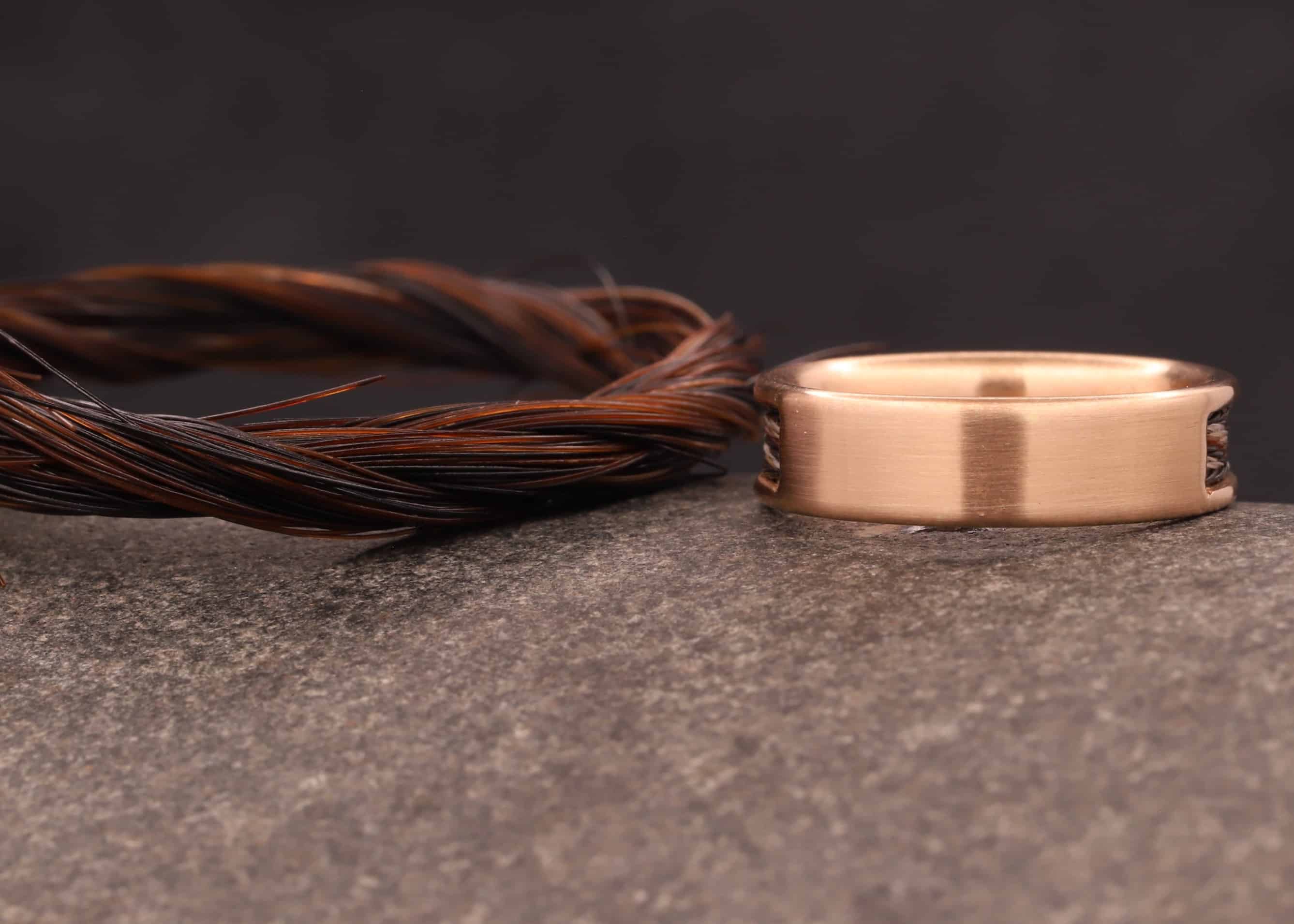 kompfort ring - ohne kanten - aus rose gold mit gewebten pferdehaar