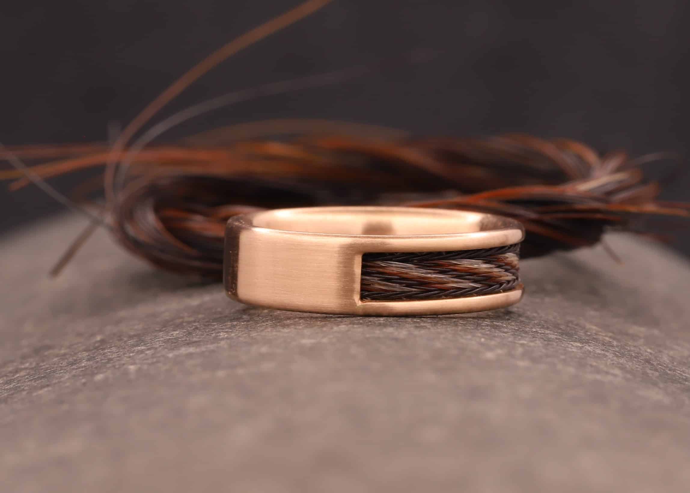 kompfort ring - ohne kanten - aus rose gold mit gewebten pferdehaar