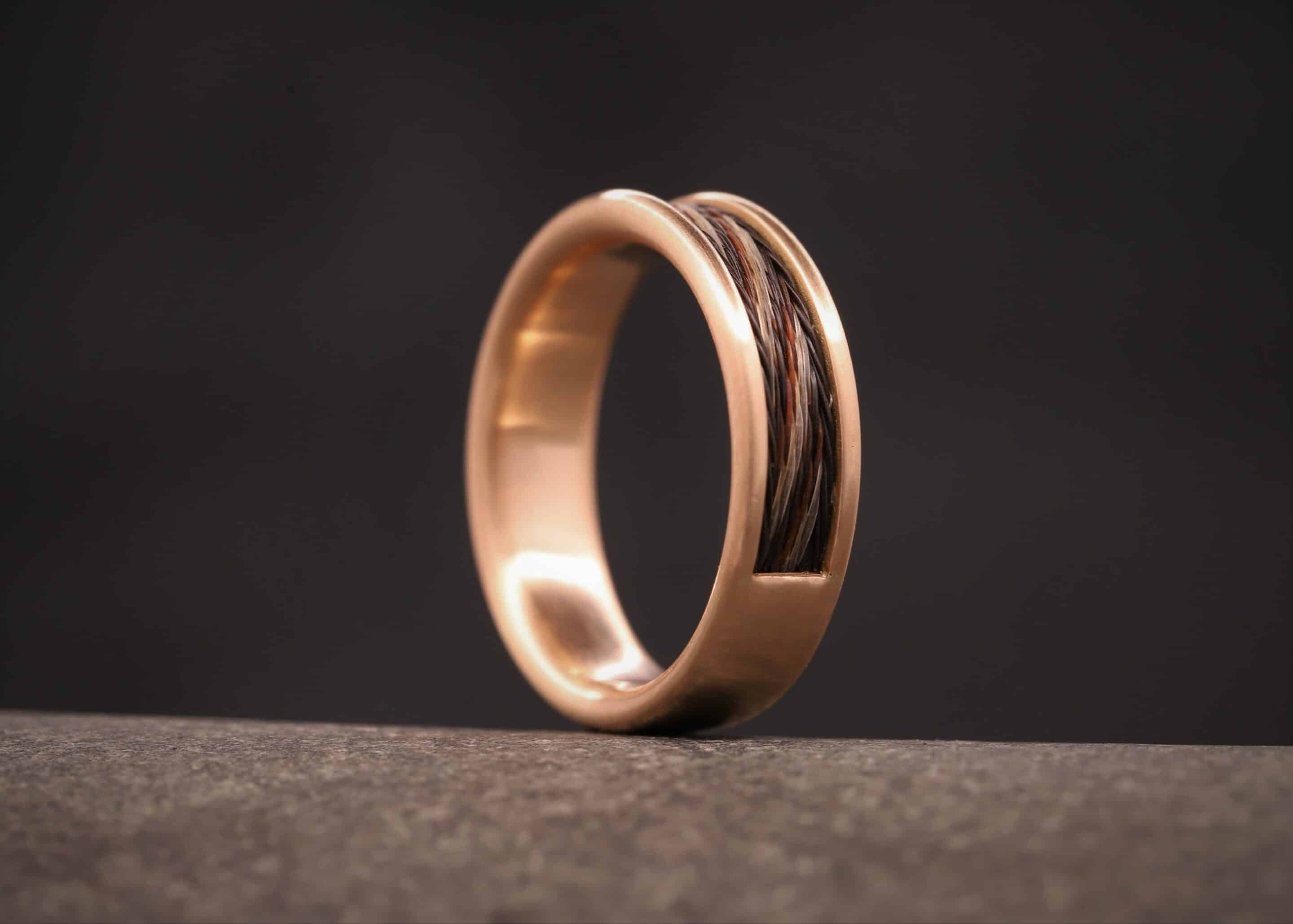 kompfort ring - ohne kanten - aus rose gold mit gewebten pferdehaar