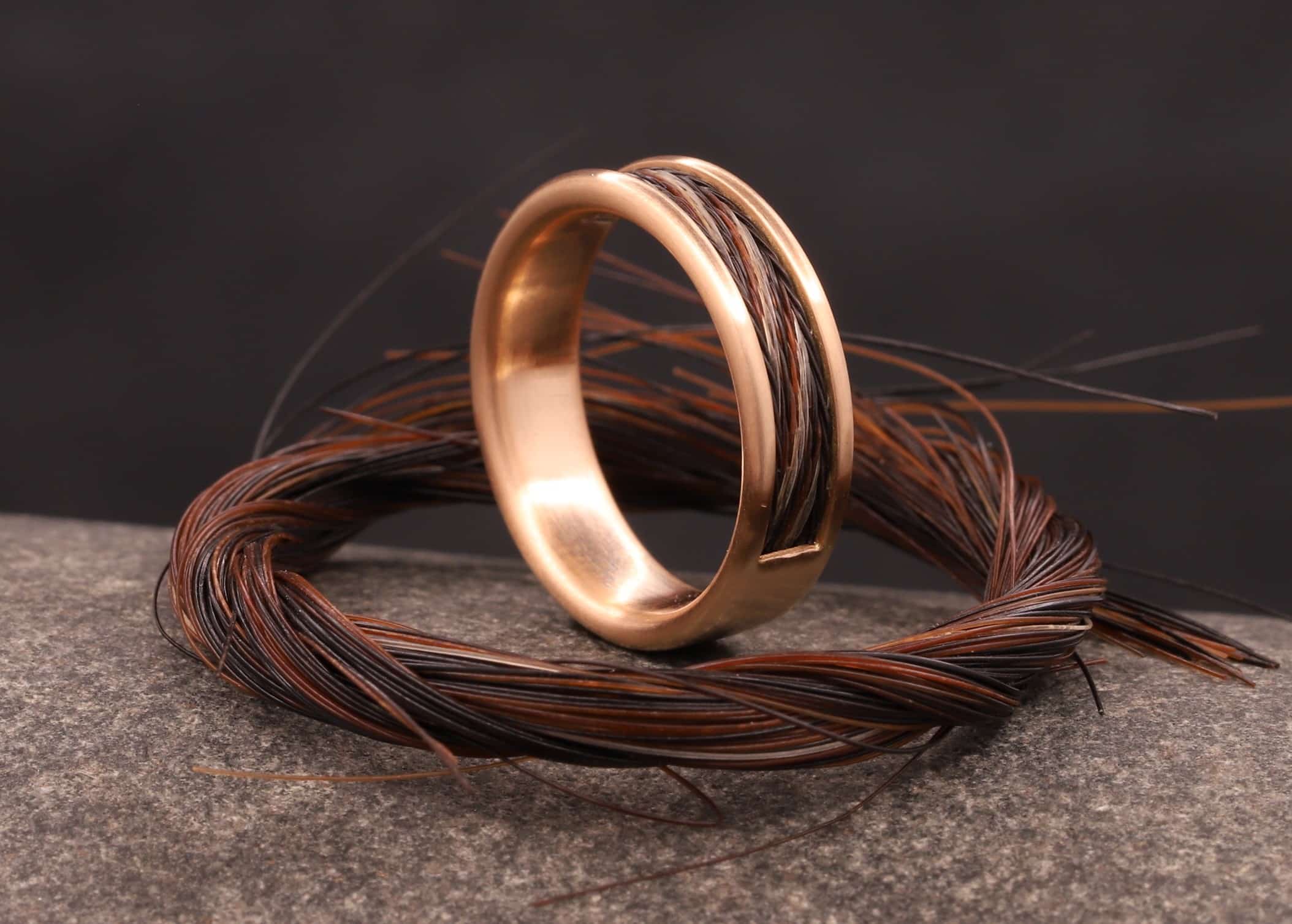 kompfort ring - ohne kanten - aus rose gold mit gewebten pferdehaar