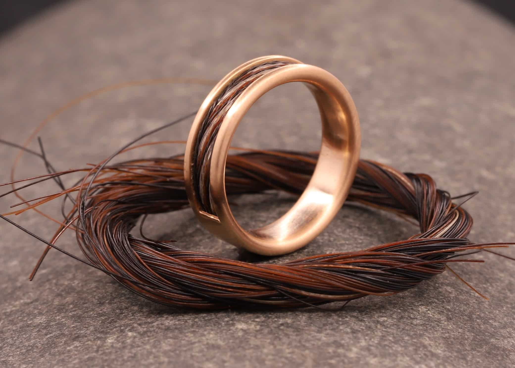 kompfort ring - ohne kanten - aus rose gold mit gewebten pferdehaar