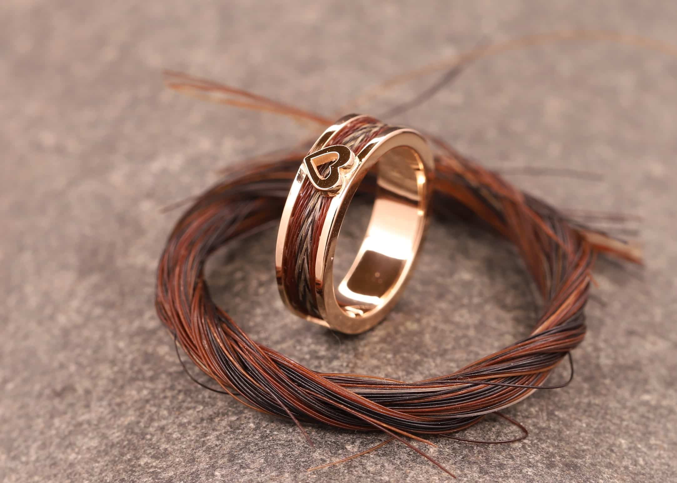 rose gold ring mit herz und gewebten pferde haaren aus dem schmuckgarten