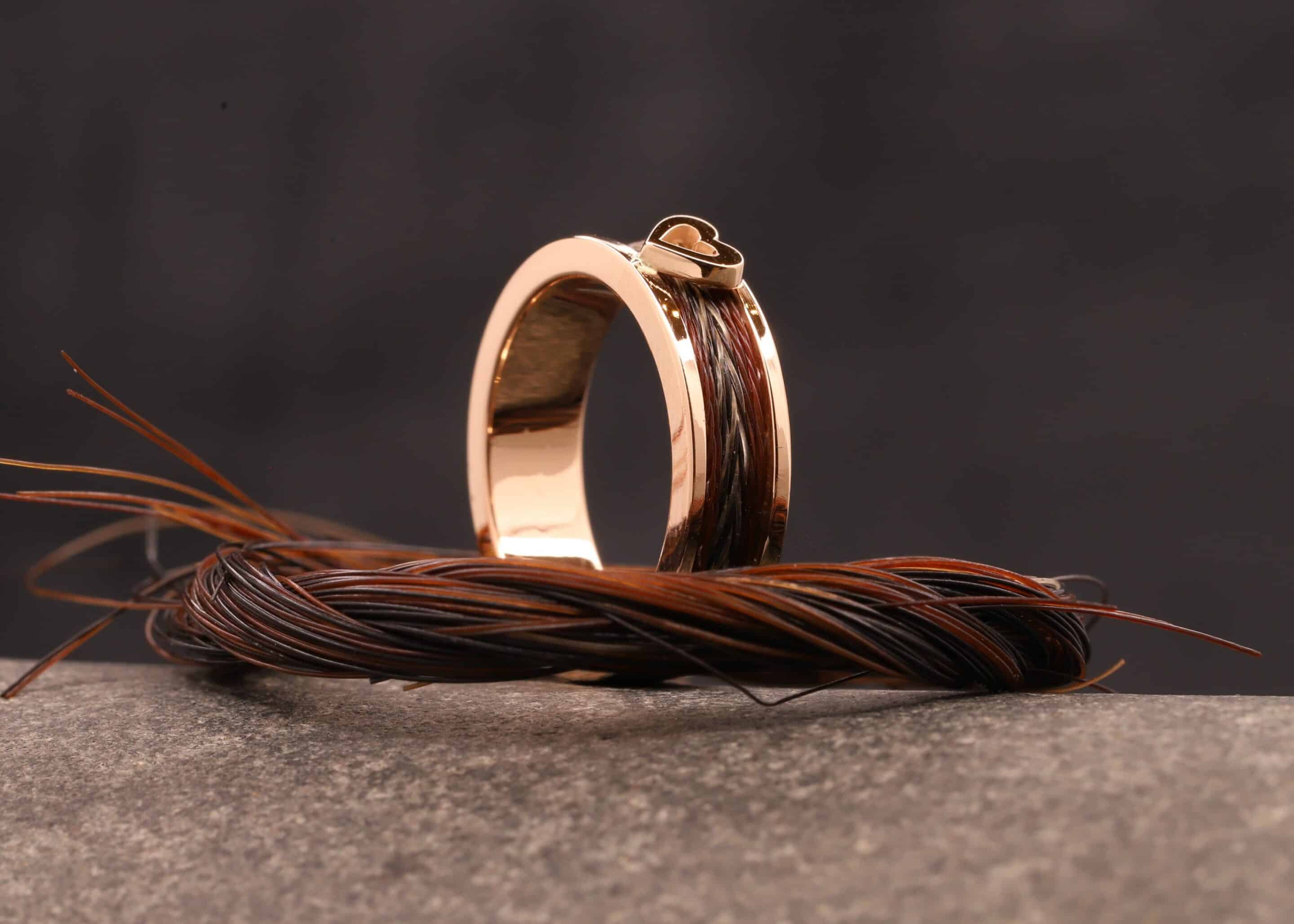 rose gold ring mit herz und gewebten pferde haaren aus dem schmuckgarten