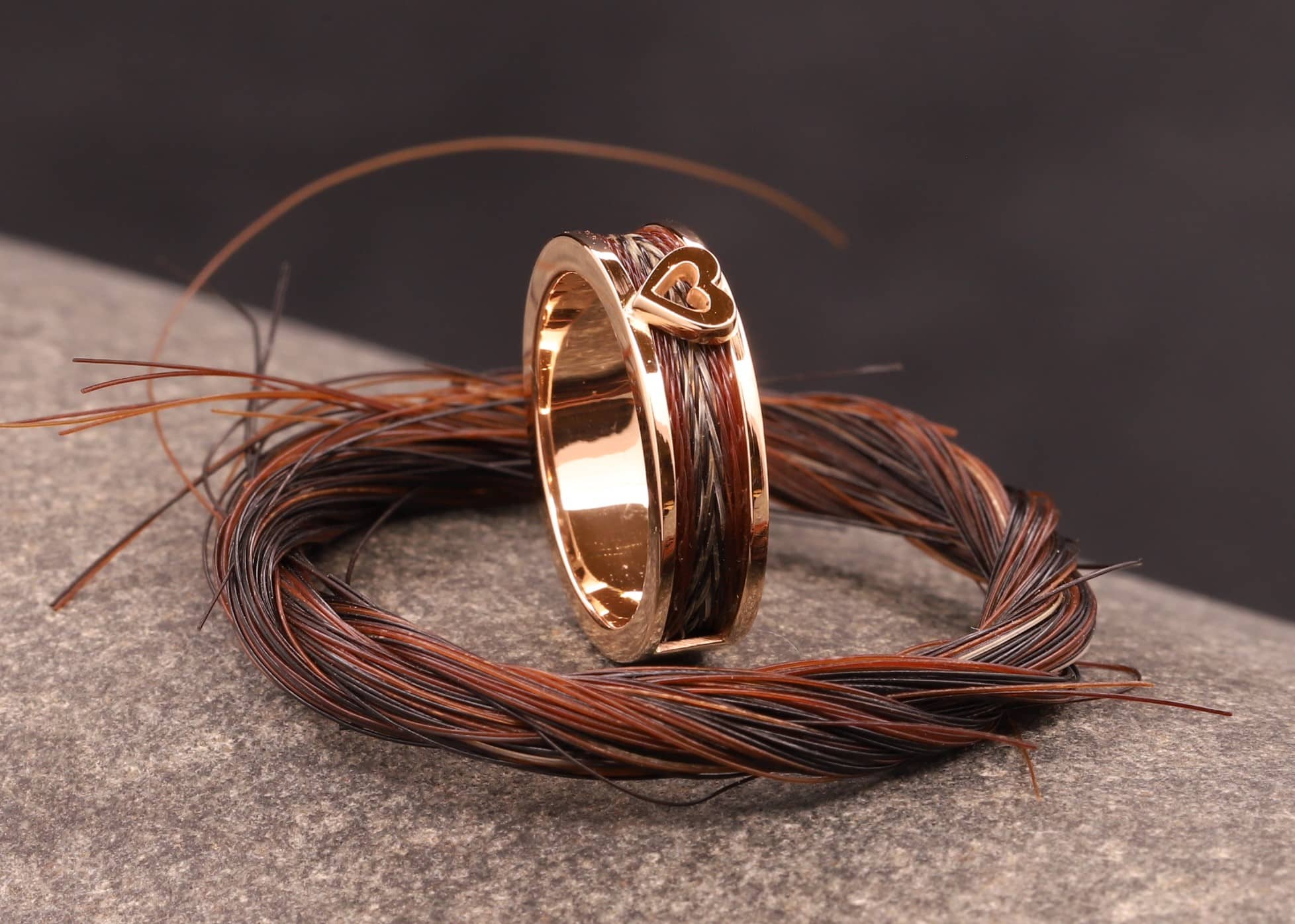 rose gold ring mit herz und gewebten pferde haaren aus dem schmuckgarten
