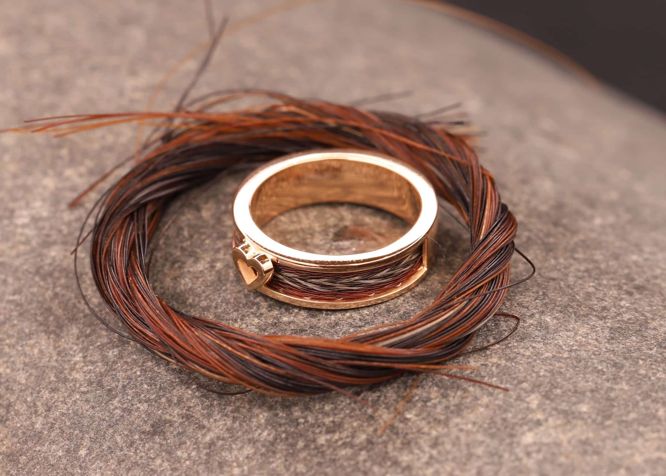 rose gold ring mit herz und gewebten pferde haaren aus dem schmuckgarten