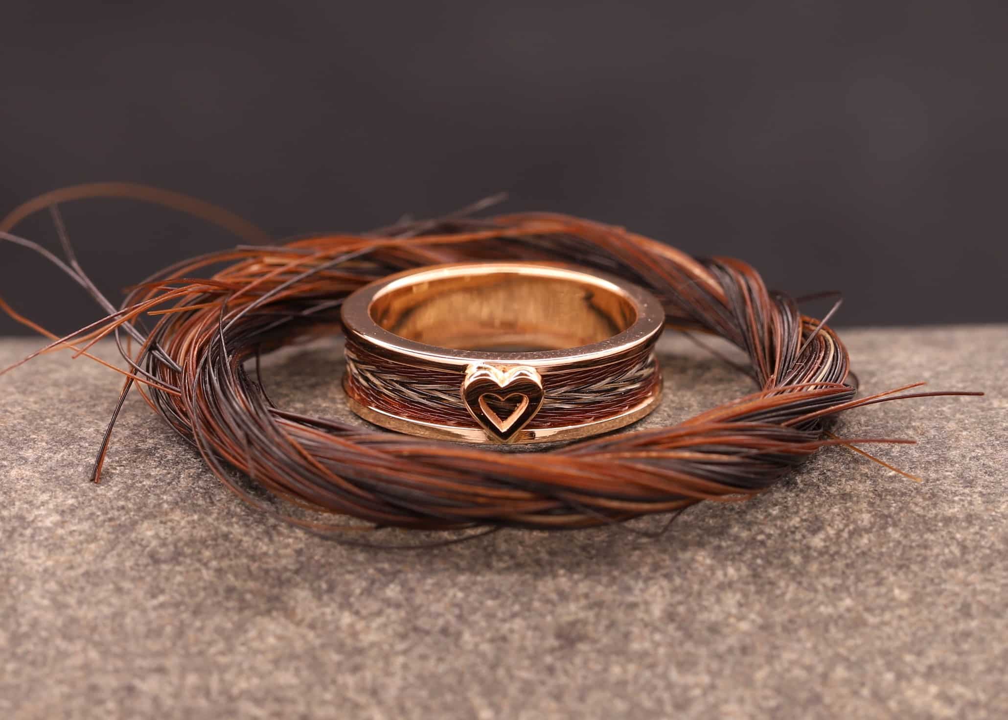 rose gold ring mit herz und gewebten pferde haaren aus dem schmuckgarten