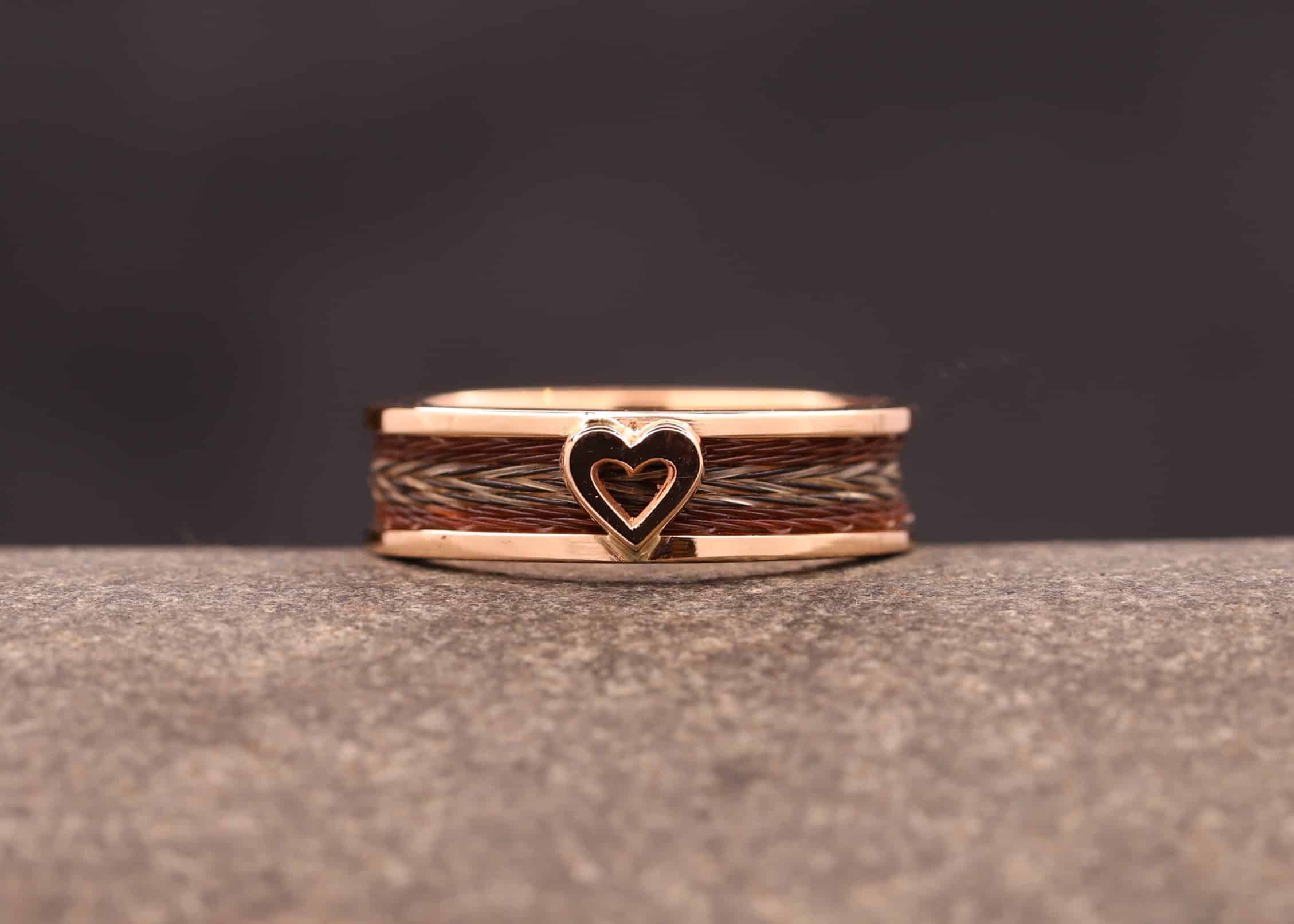rose gold ring mit herz und gewebten pferde haaren aus dem schmuckgarten