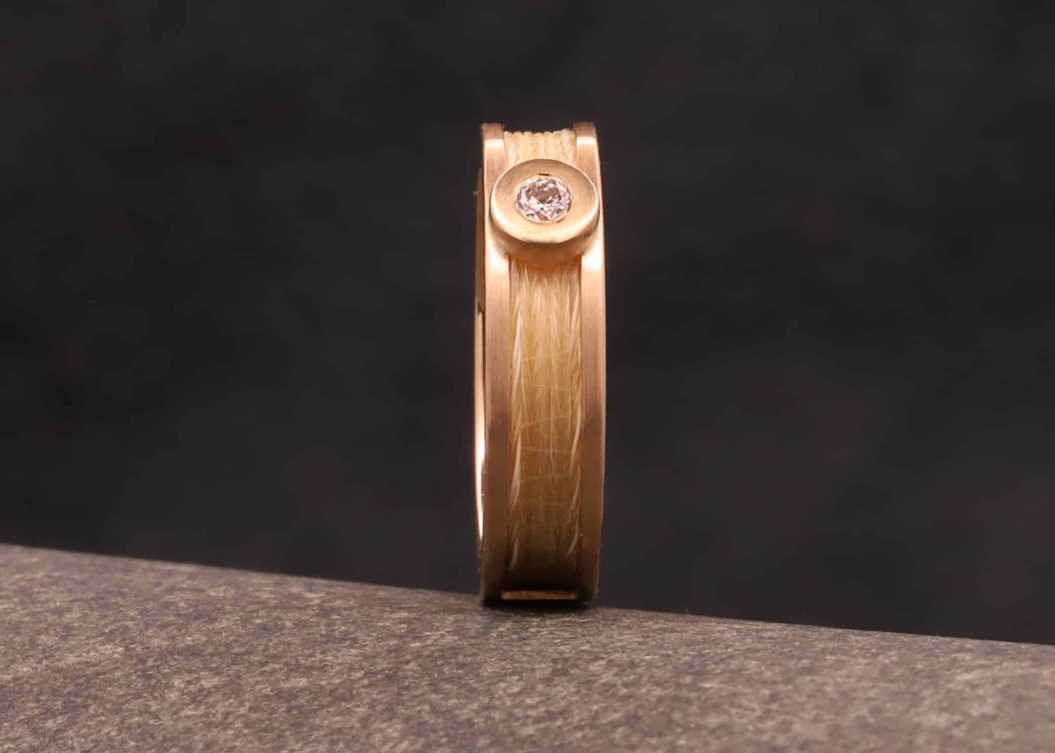 matter rose gold ring mit brillant und gewebten pferdehaar schmuckgarten