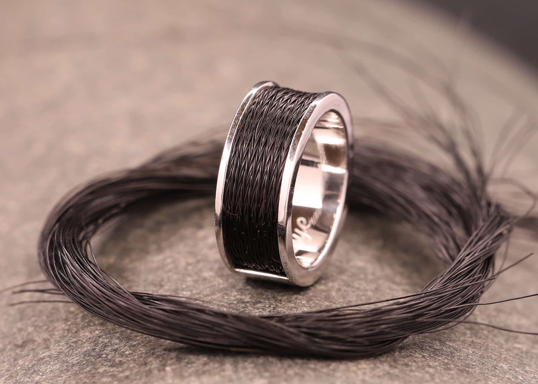 weißgoldring mit pferdehaaren aus dem schmukgarten