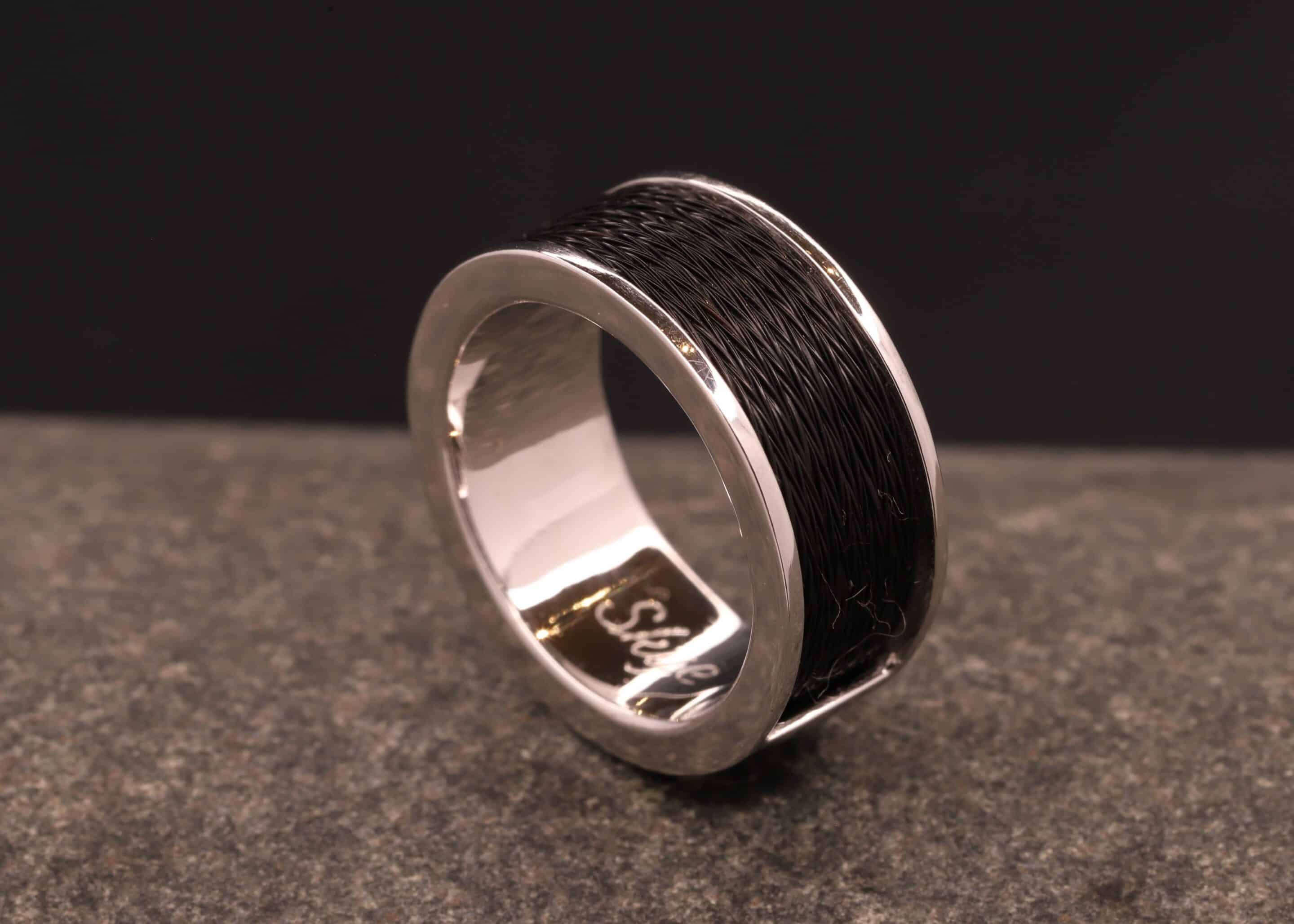 weißgoldring mit pferdehaaren aus dem schmukgarten