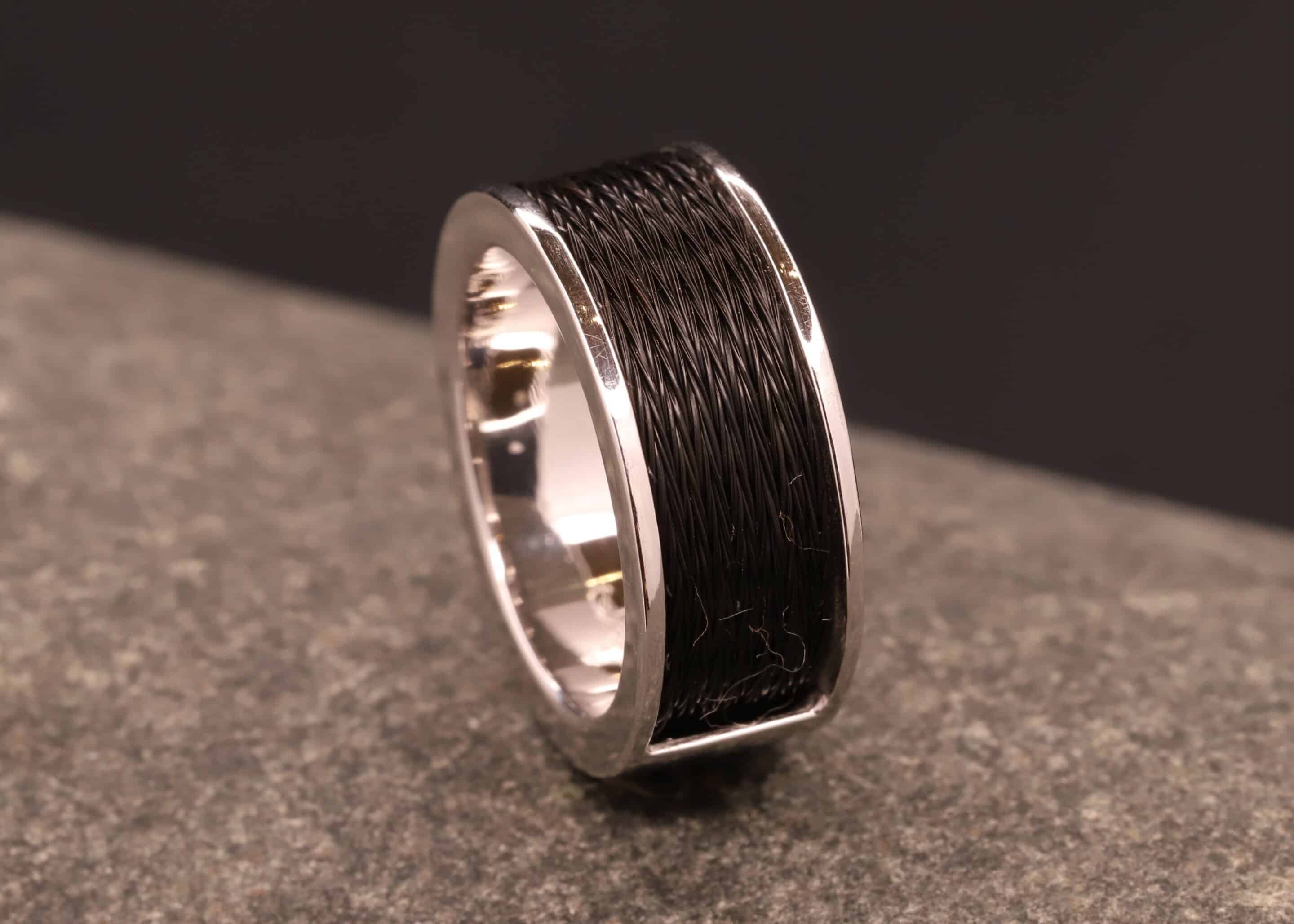 weißgoldring mit pferdehaaren aus dem schmukgarten