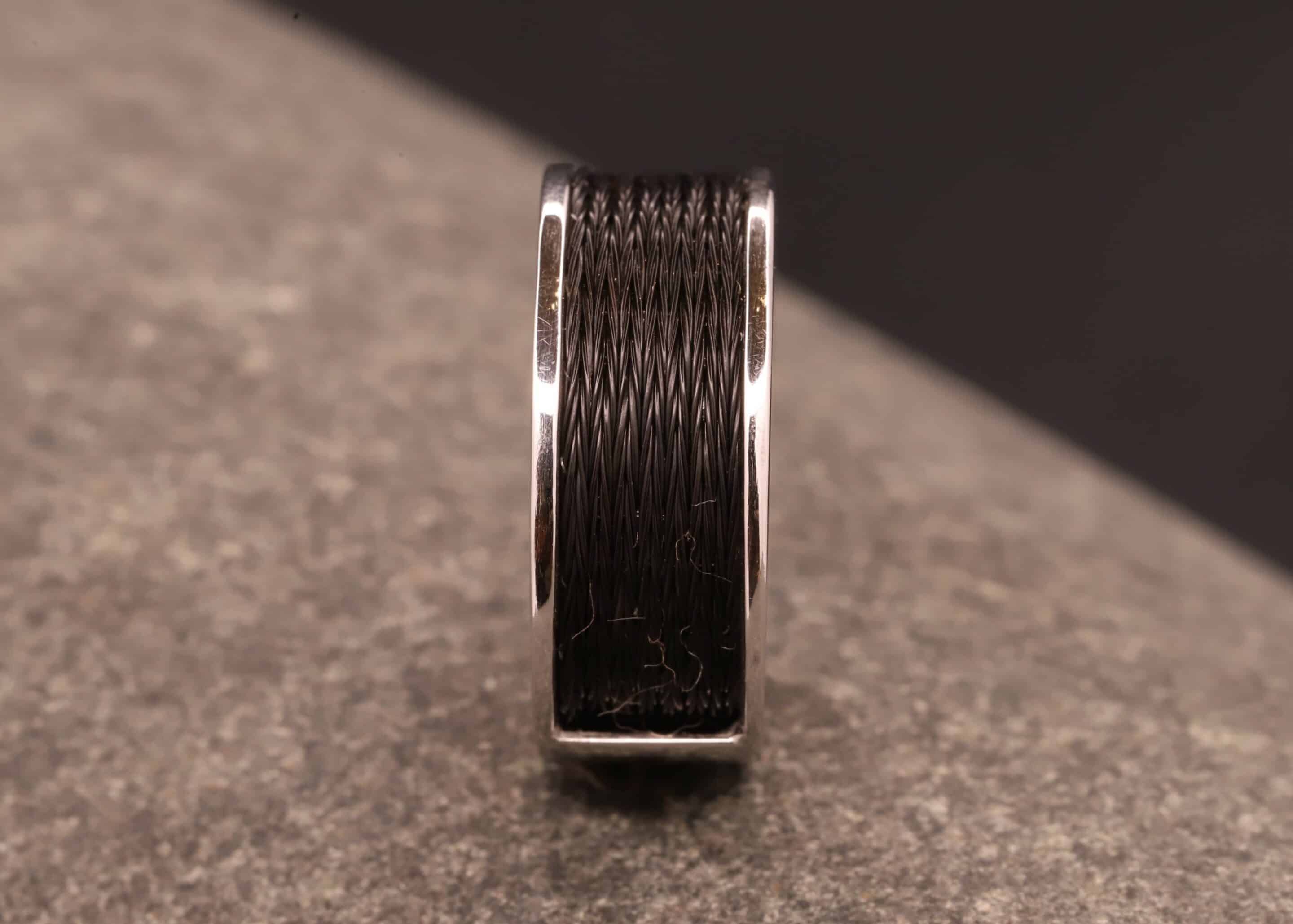weißgoldring mit pferdehaaren aus dem schmukgarten
