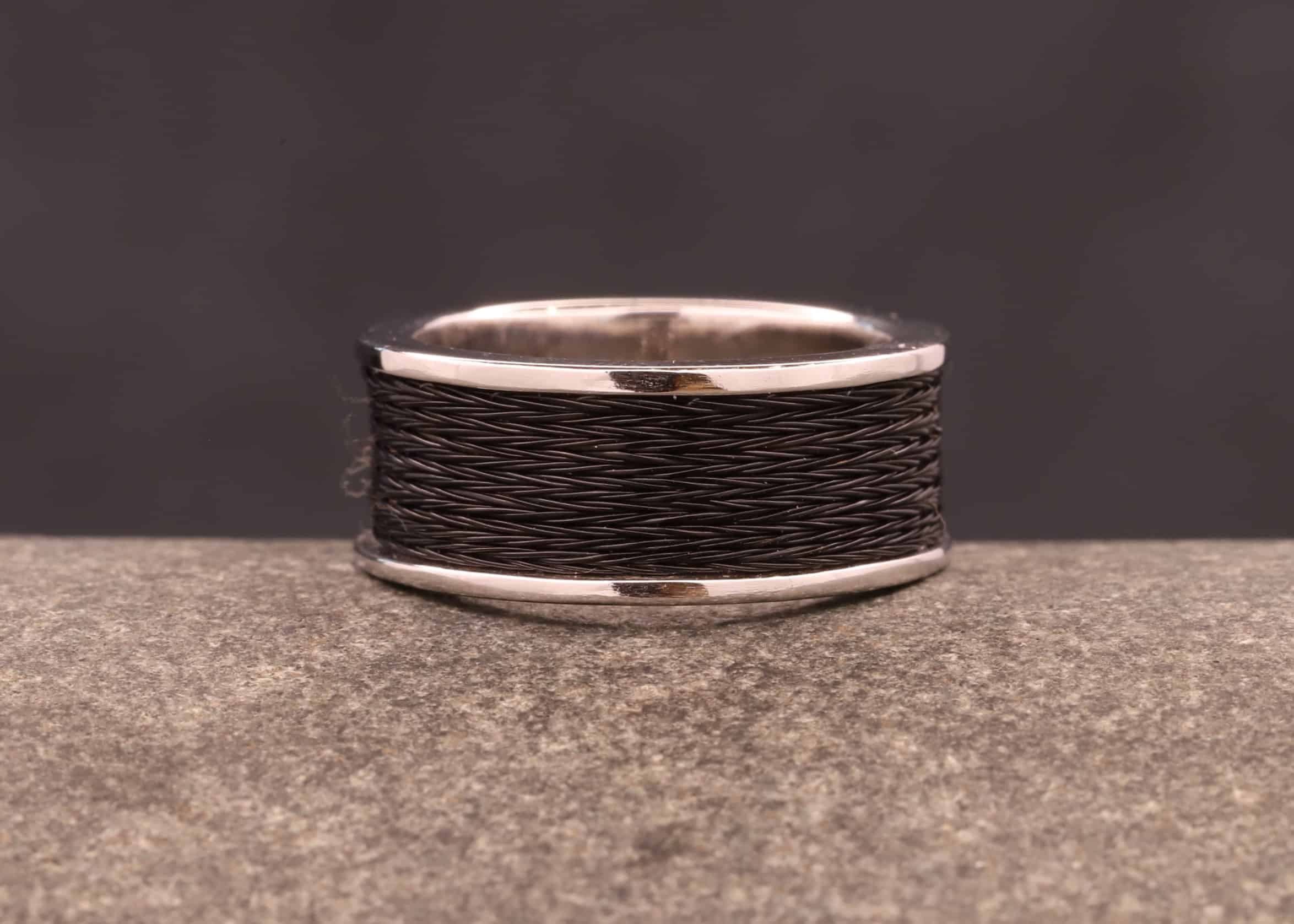 weißgoldring mit pferdehaaren aus dem schmukgarten