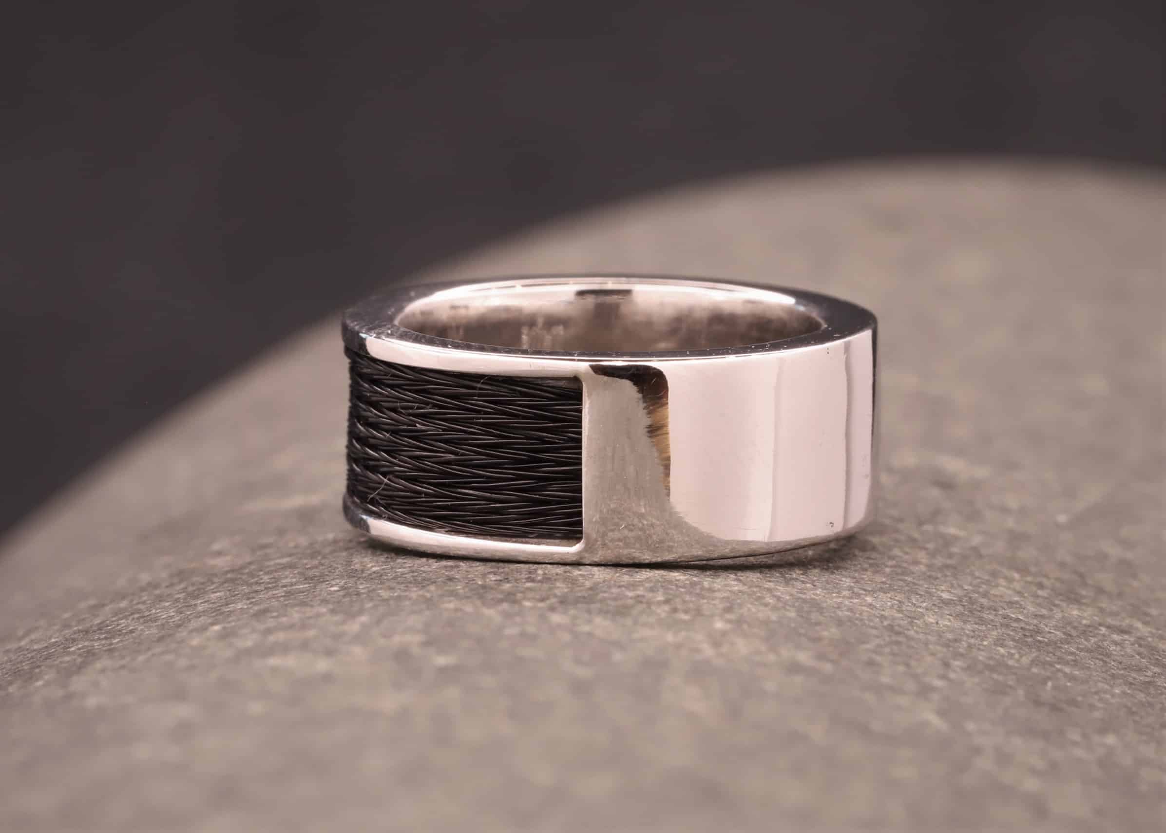 weißgoldring mit pferdehaaren aus dem schmukgarten