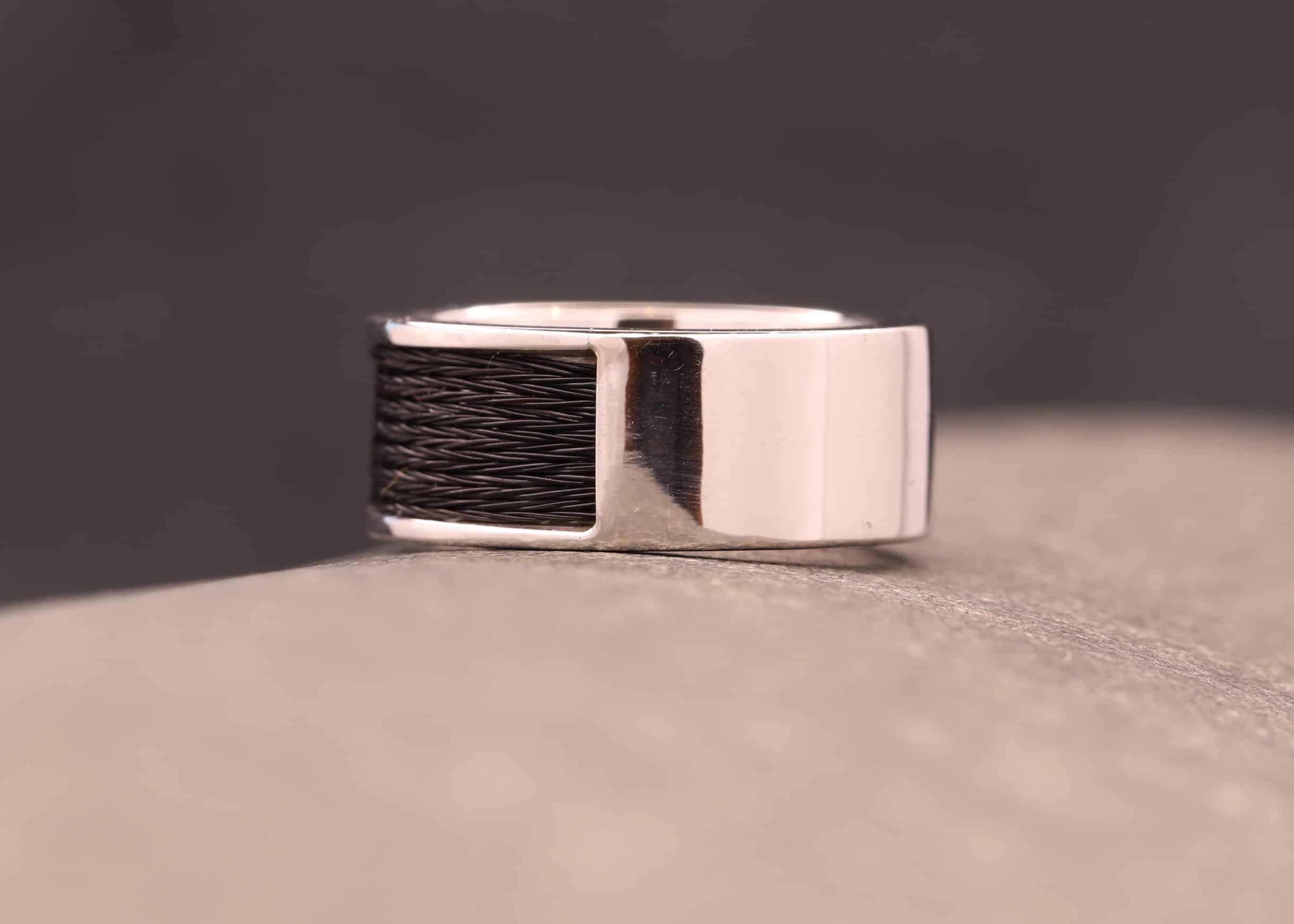 weißgoldring mit pferdehaaren aus dem schmukgarten