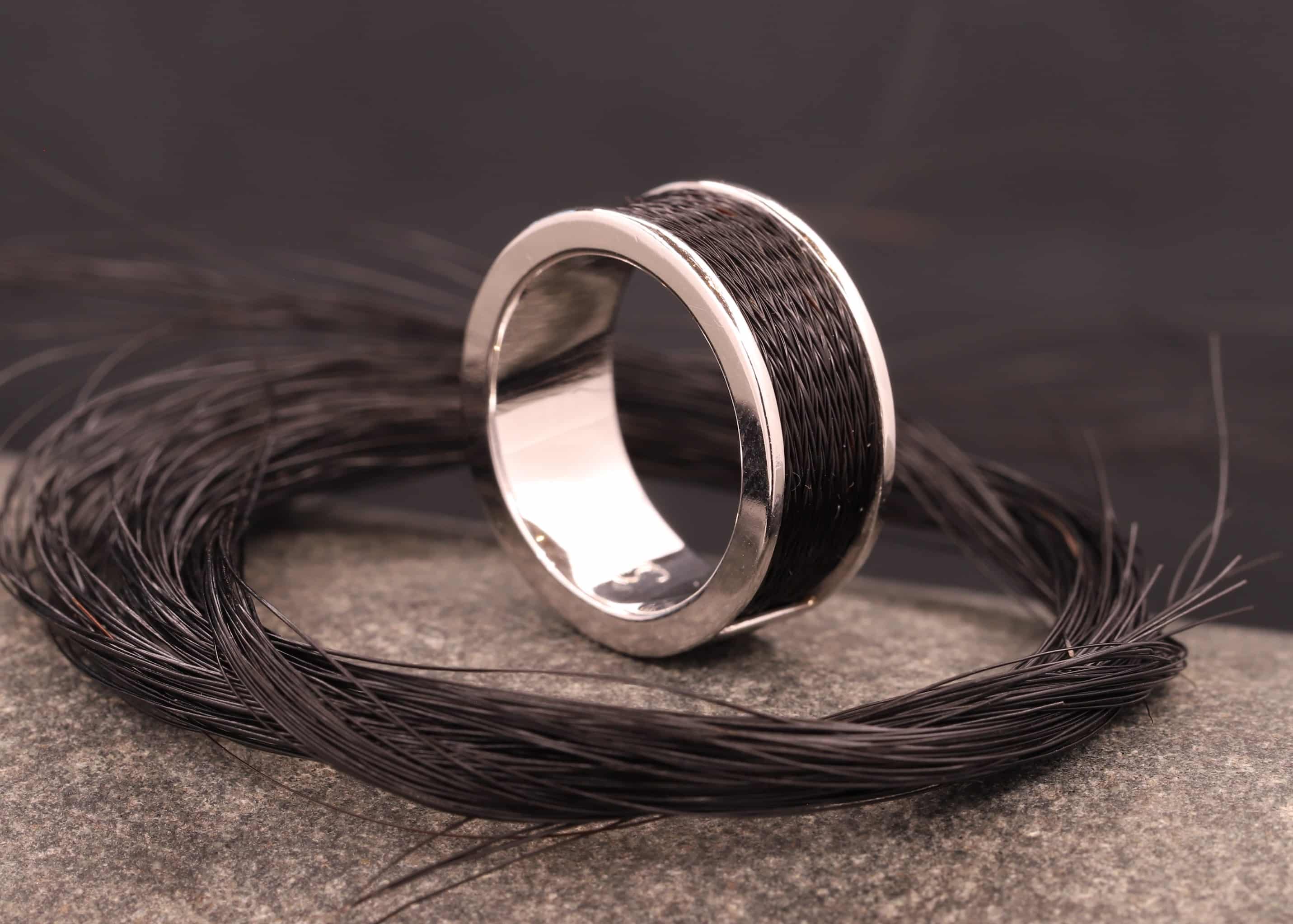 weißgoldring mit pferdehaaren aus dem schmukgarten