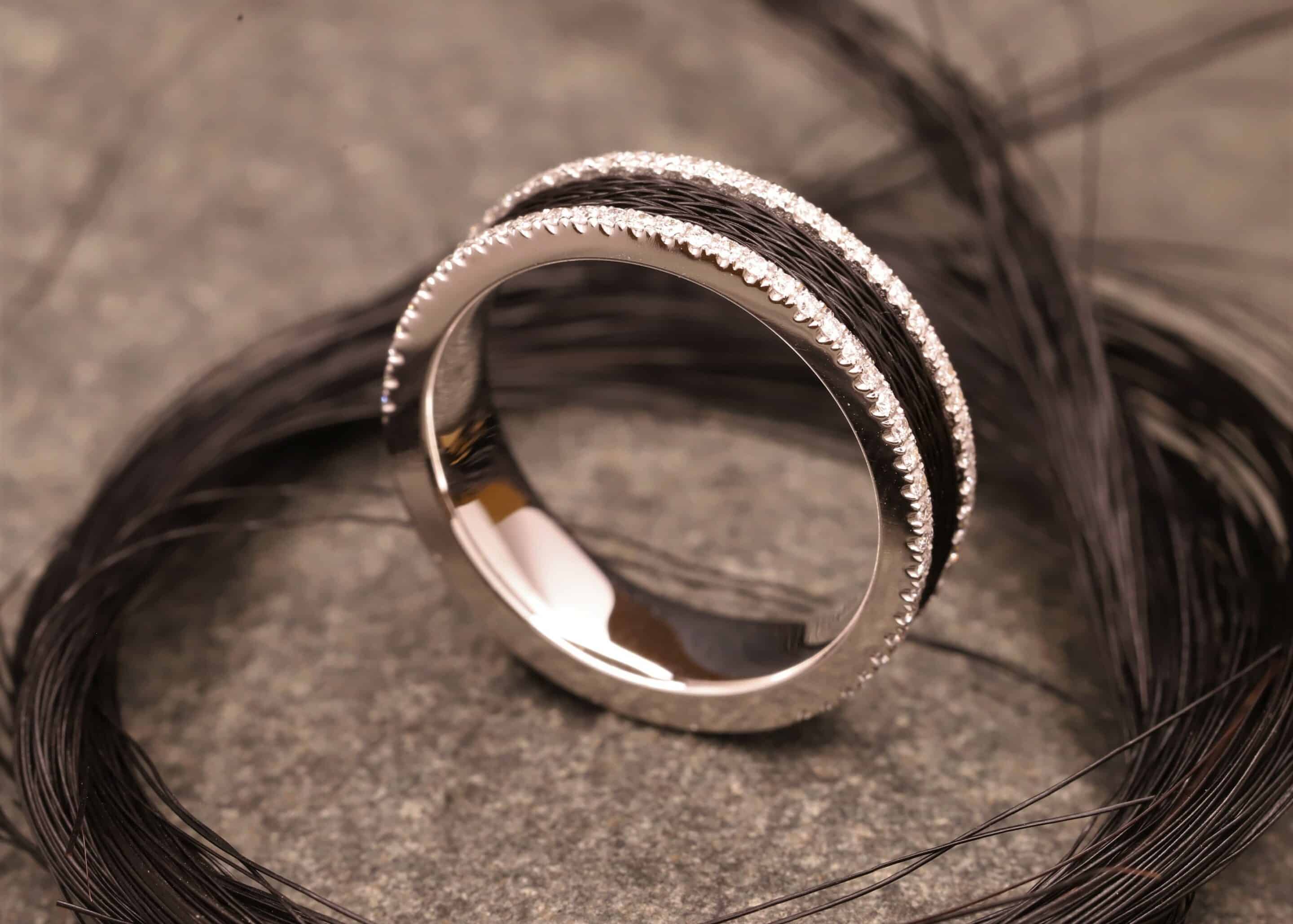 polierter weißgold ring mit brillanten und gewebten pferdehaar schmuckgarten stolberg