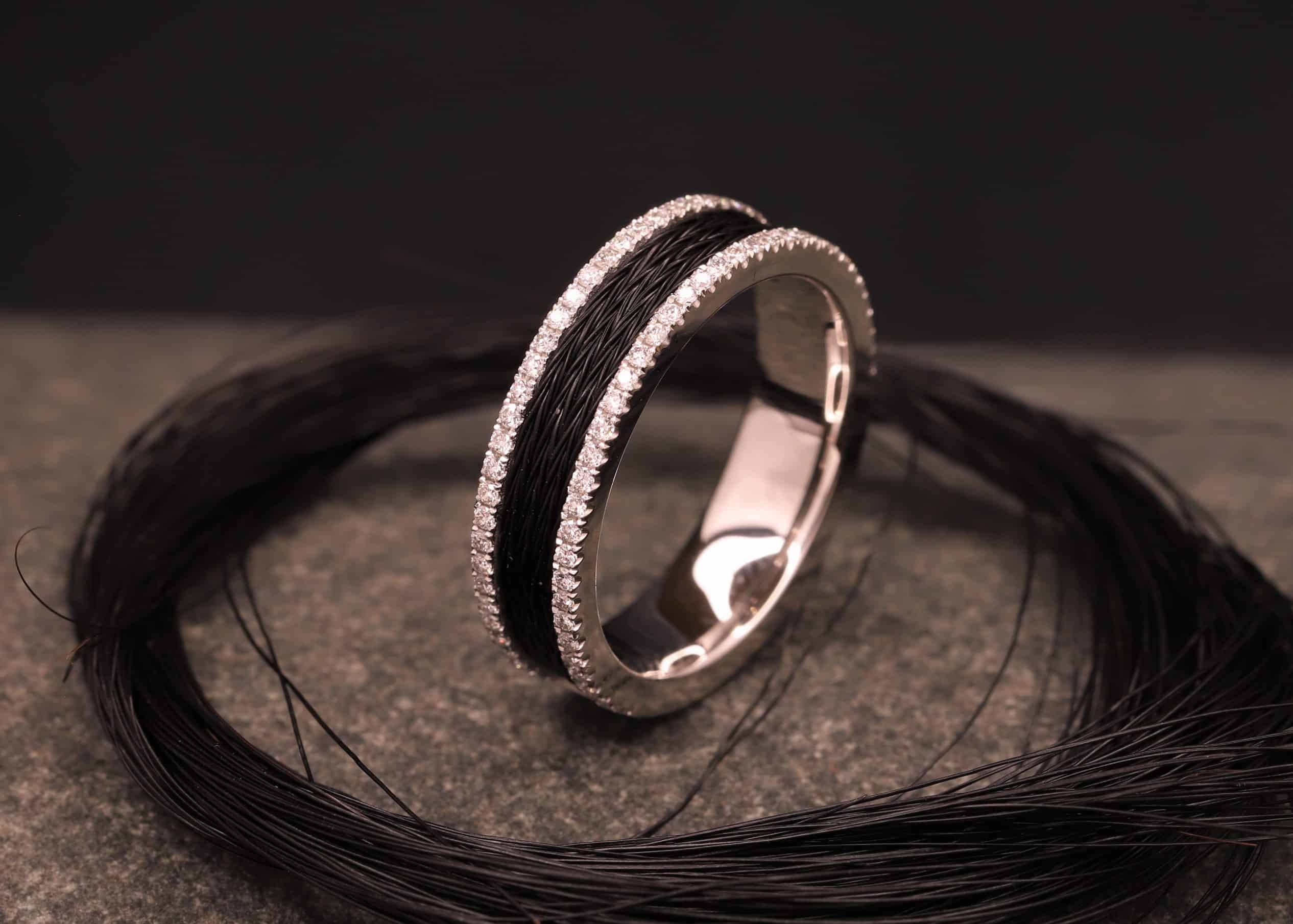 polierter weißgold ring mit brillanten und gewebten pferdehaar schmuckgarten stolberg