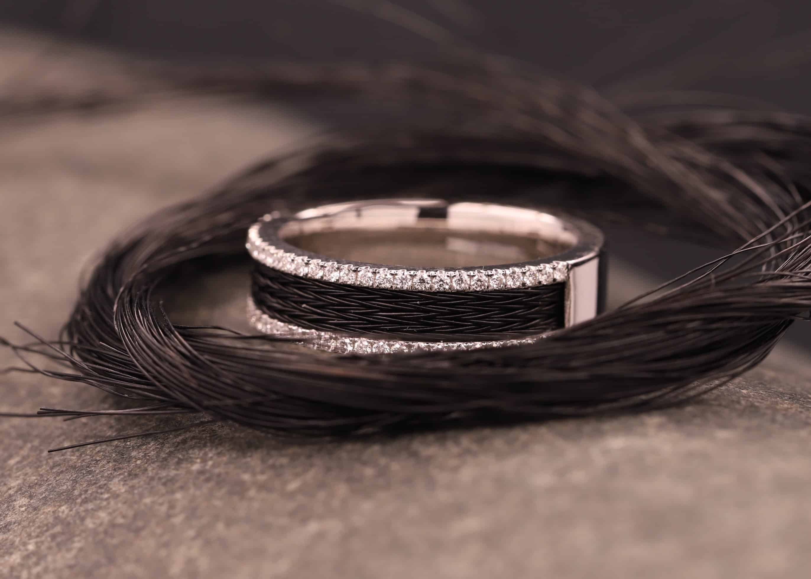 polierter weißgold ring mit brillanten und gewebten pferdehaar schmuckgarten stolberg