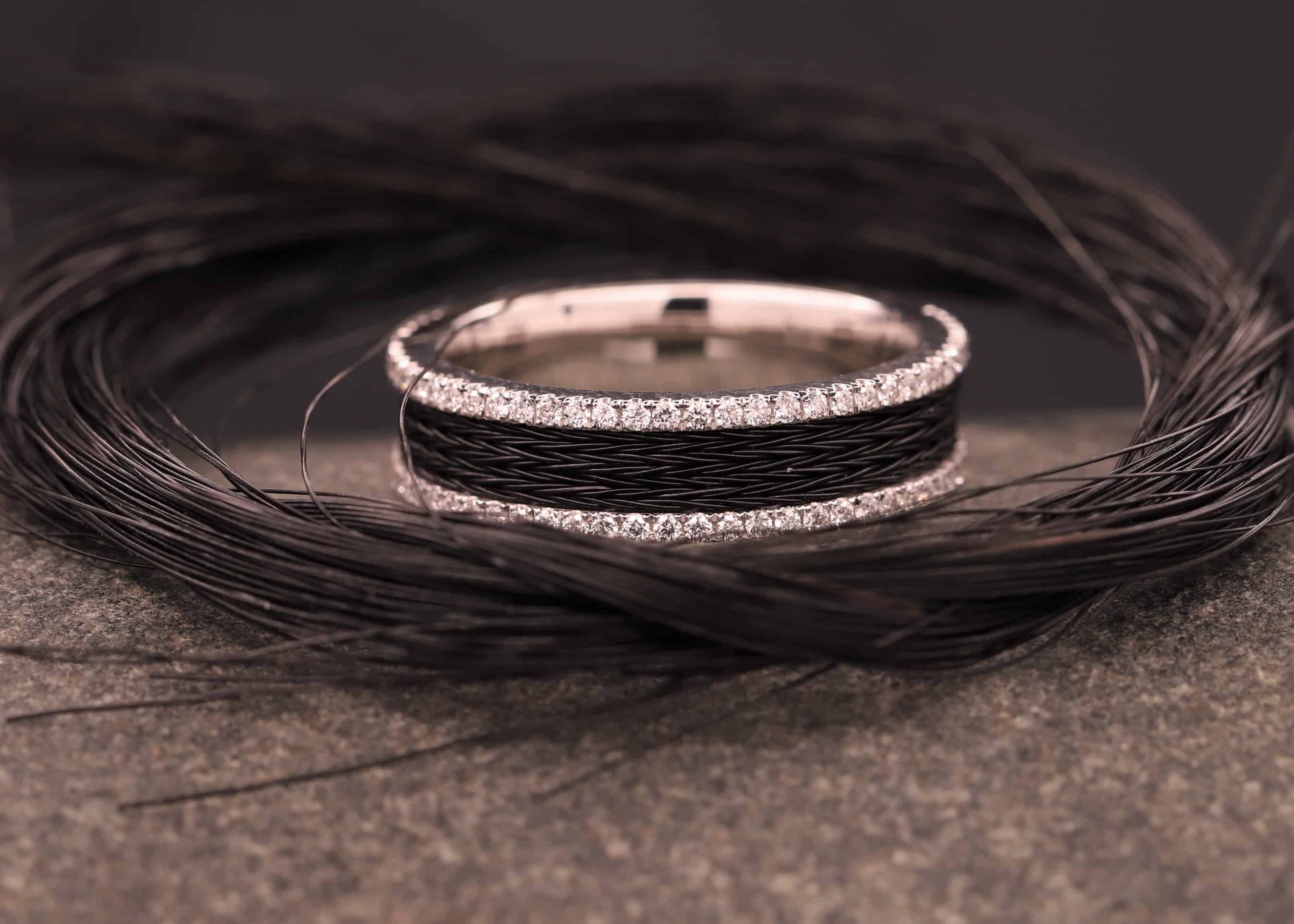 polierter weißgold ring mit brillanten und gewebten pferdehaar schmuckgarten stolberg