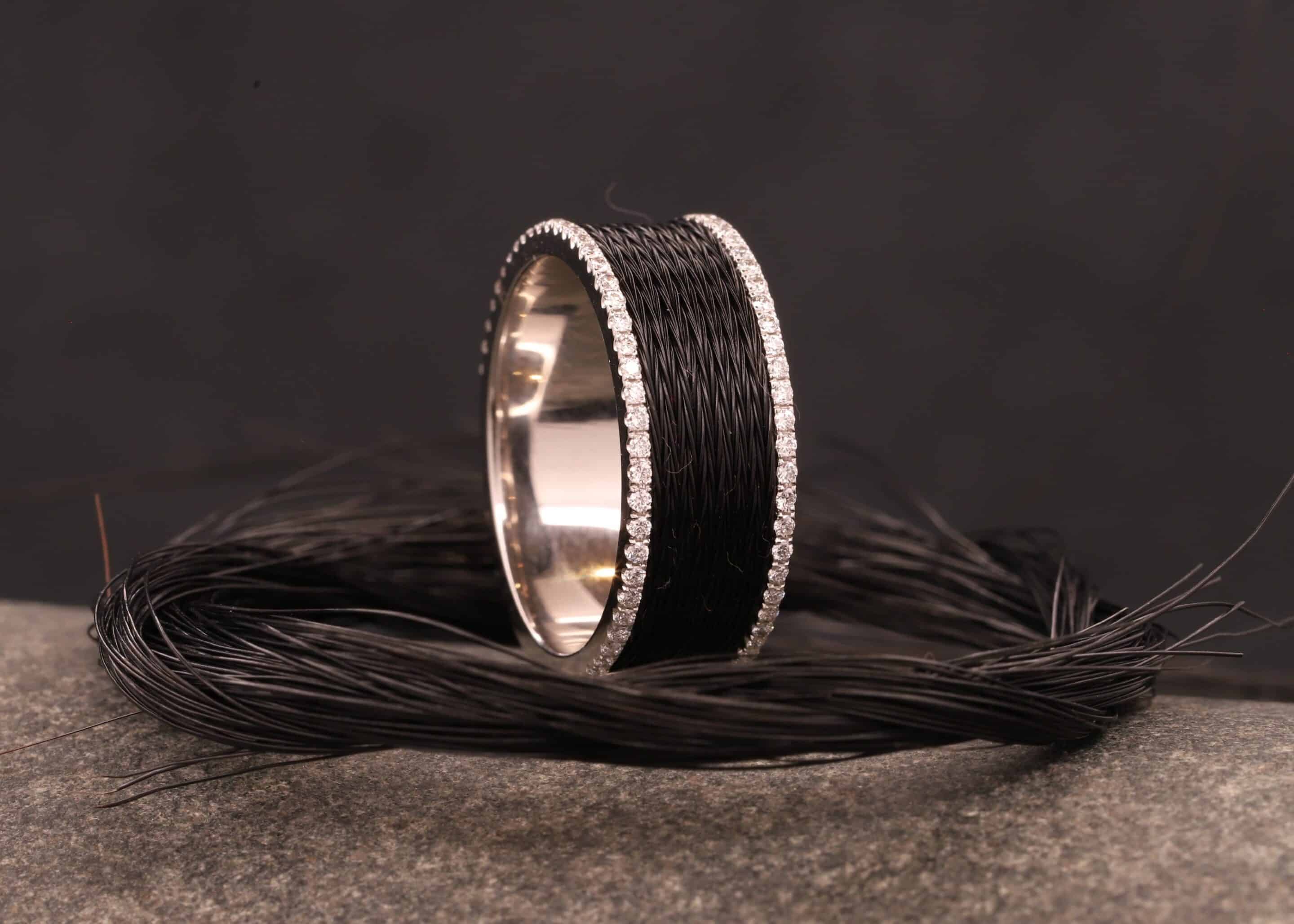 weißgold ring mit weißen brillanten und schwarzen pferdehaaren schmuckgarten