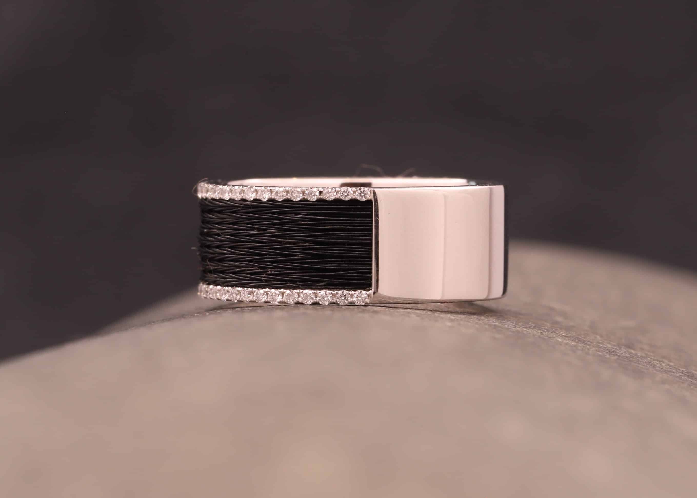 weißgold ring mit weißen brillanten und schwarzen pferdehaaren schmuckgarten