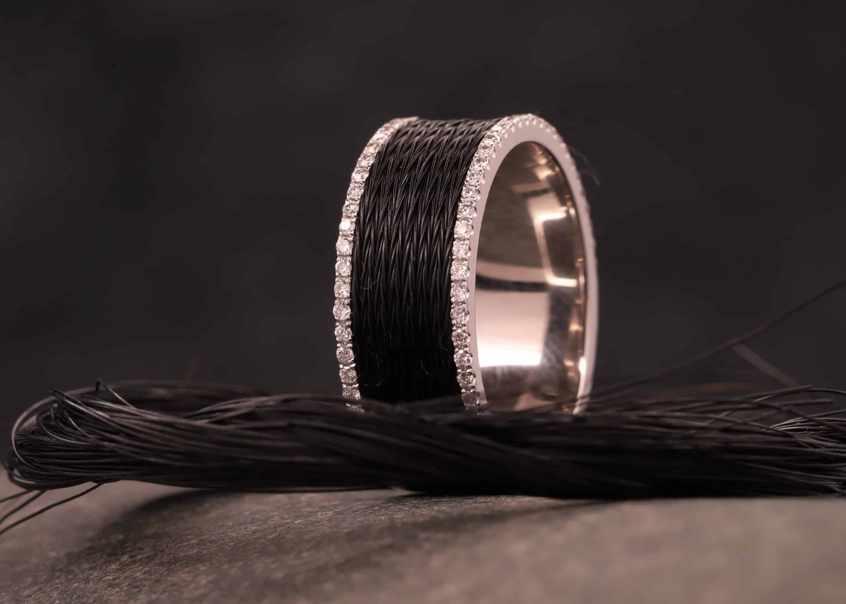 weißgold ring mit weißen brillanten und schwarzen pferdehaaren schmuckgarten
