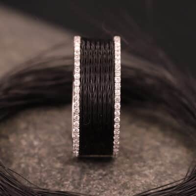 weißgold ring mit weißen brillanten und schwarzen pferdehaaren schmuckgarten