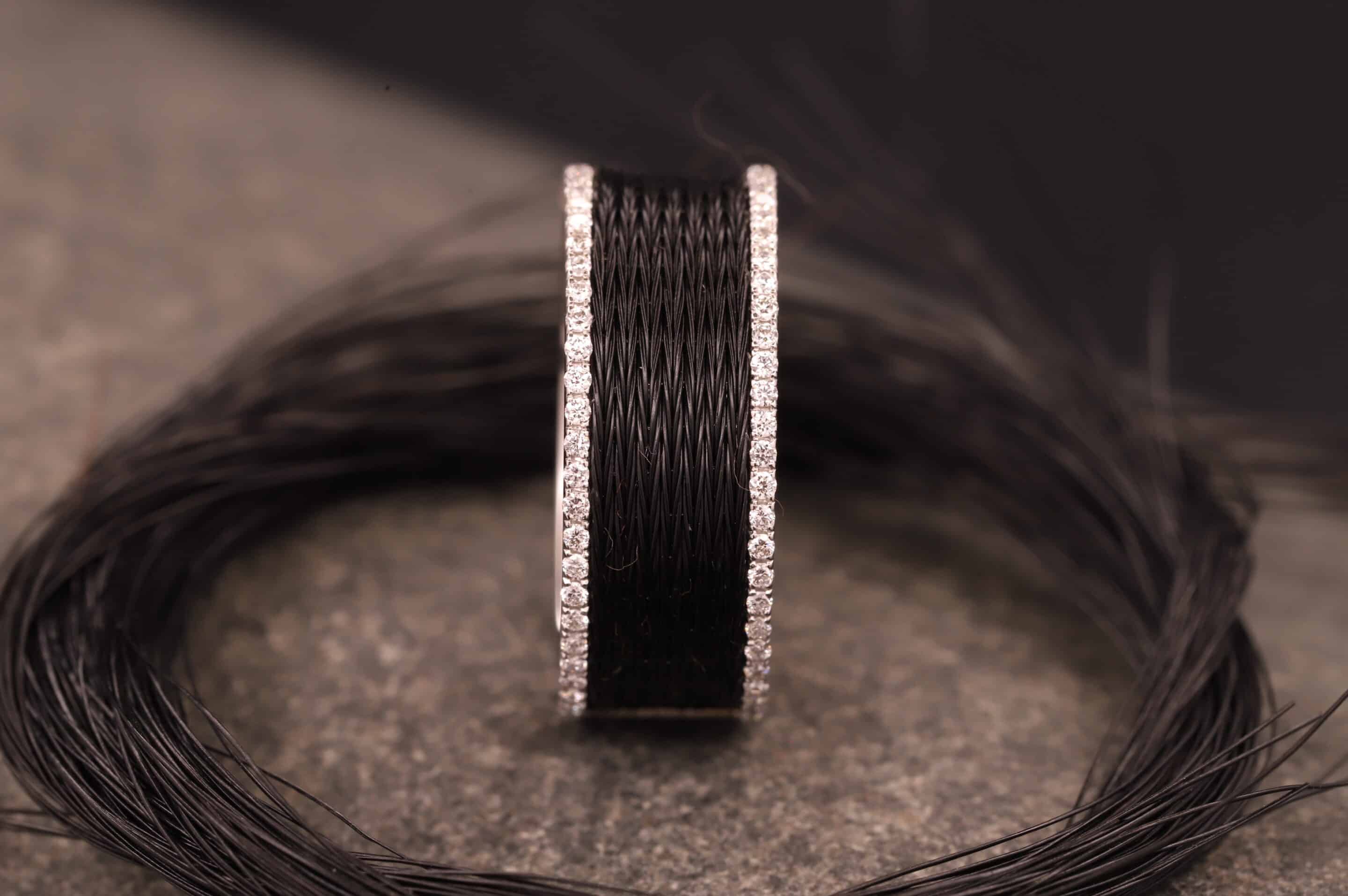 weißgold ring mit weißen brillanten und schwarzen pferdehaaren schmuckgarten