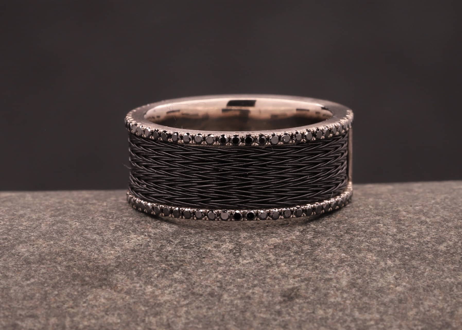 grau gold ring mit schwarzen brillanten und schwarzen pferdehaaren