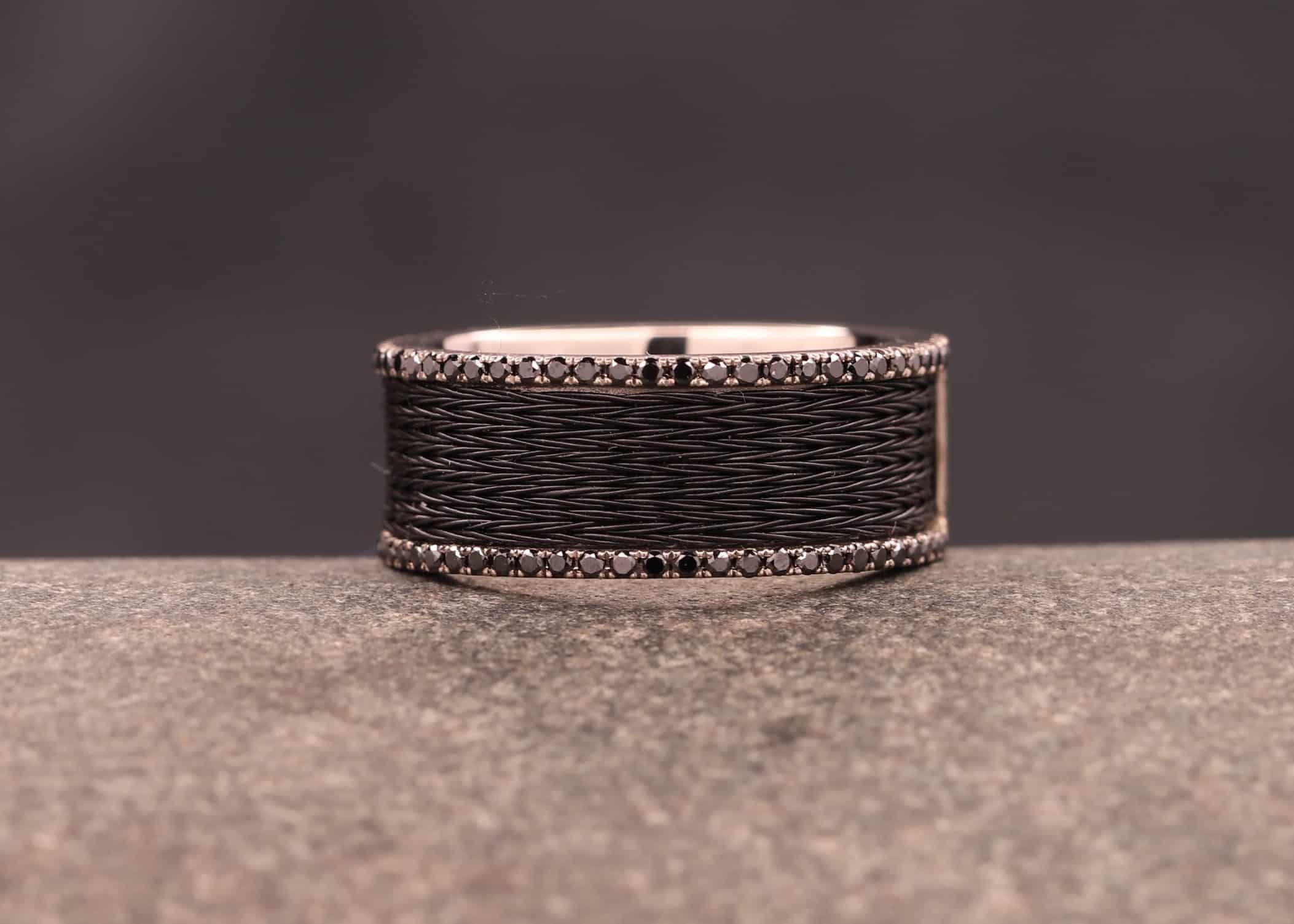 grau gold ring mit schwarzen brillanten und schwarzen pferdehaaren