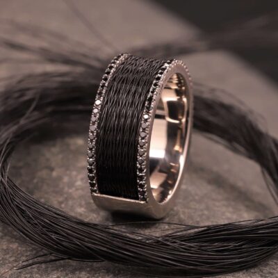 grau gold ring mit schwarzen brillanten und schwarzen pferdehaaren