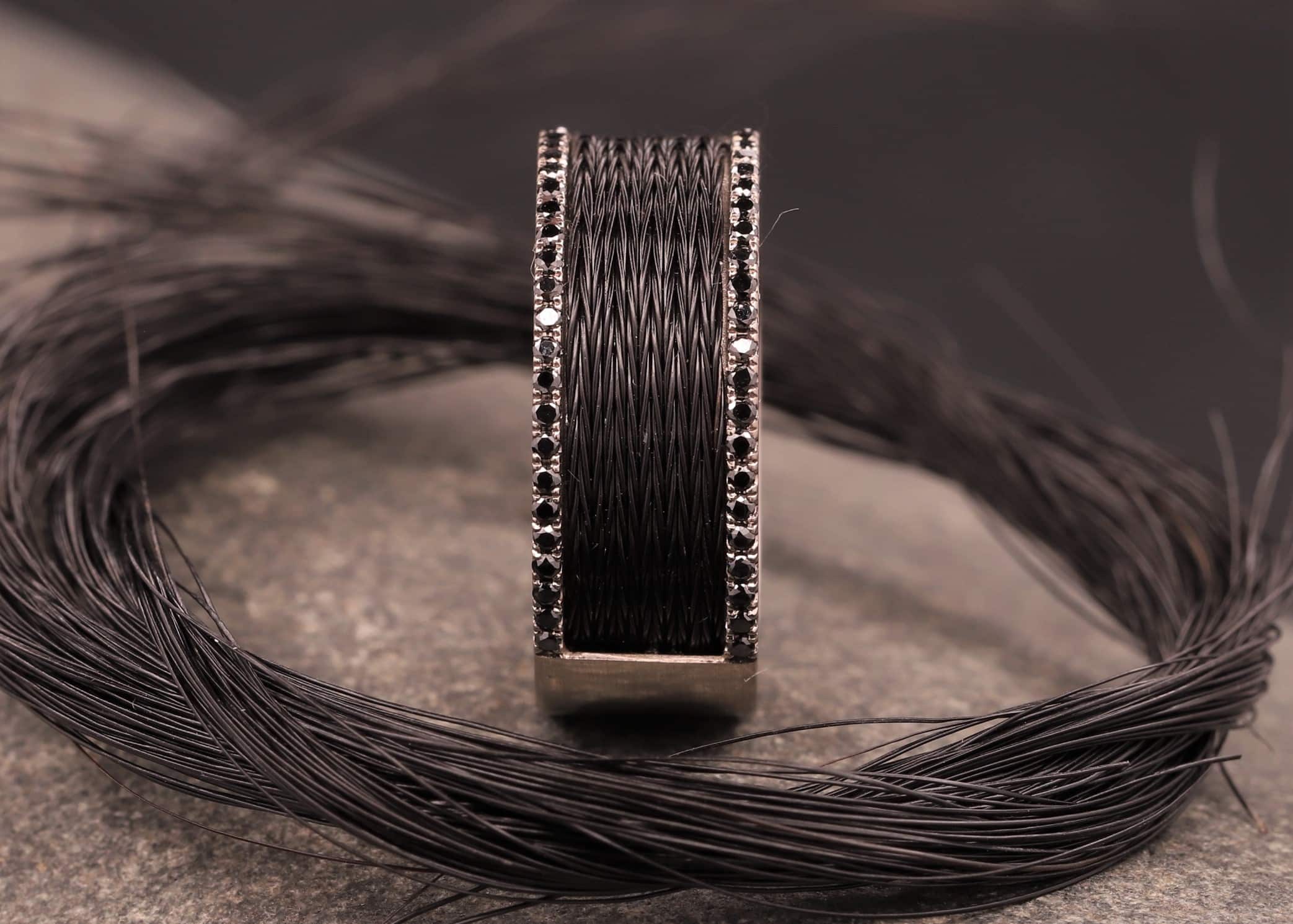 grau gold ring mit schwarzen brillanten und schwarzen pferdehaaren