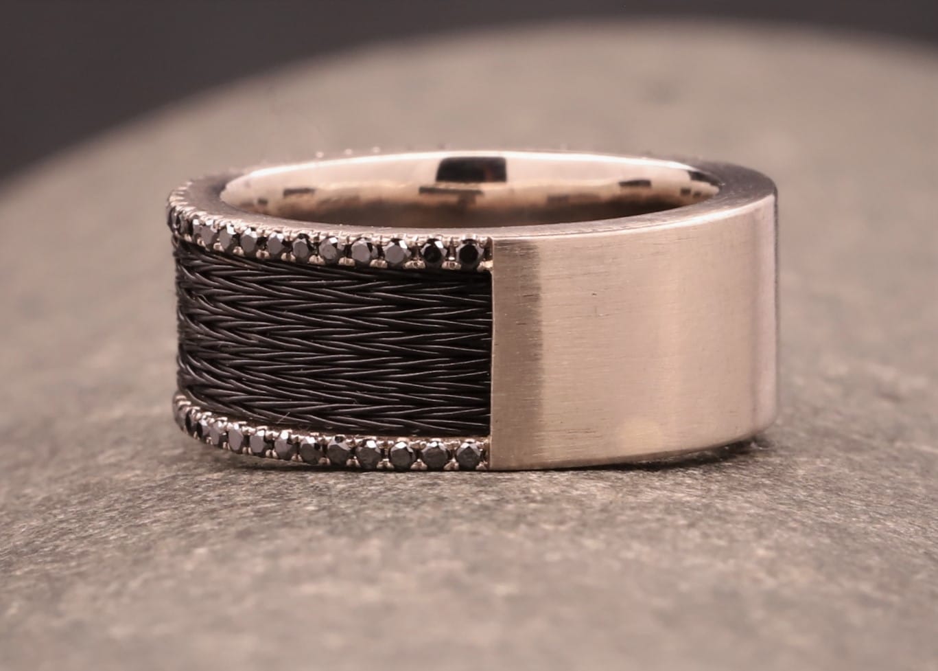 grau gold ring mit schwarzen brillanten und schwarzen pferdehaaren