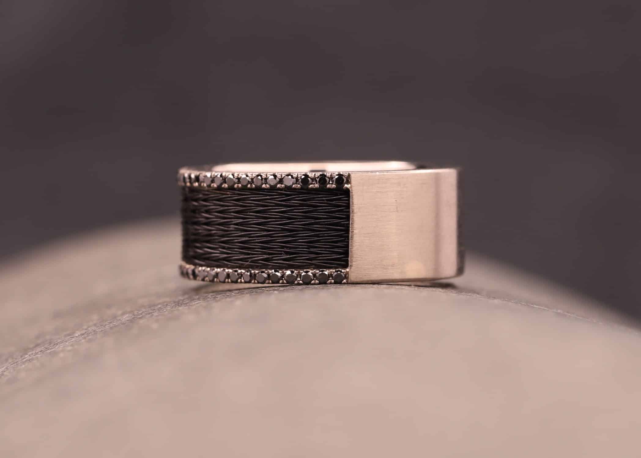 grau gold ring mit schwarzen brillanten und schwarzen pferdehaaren