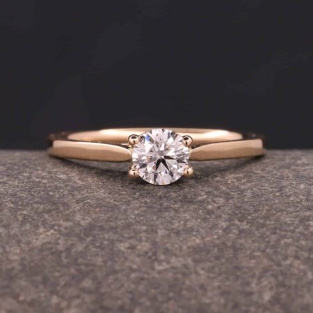 polierter solitaer ring rose gold mit synthetischen diamanten