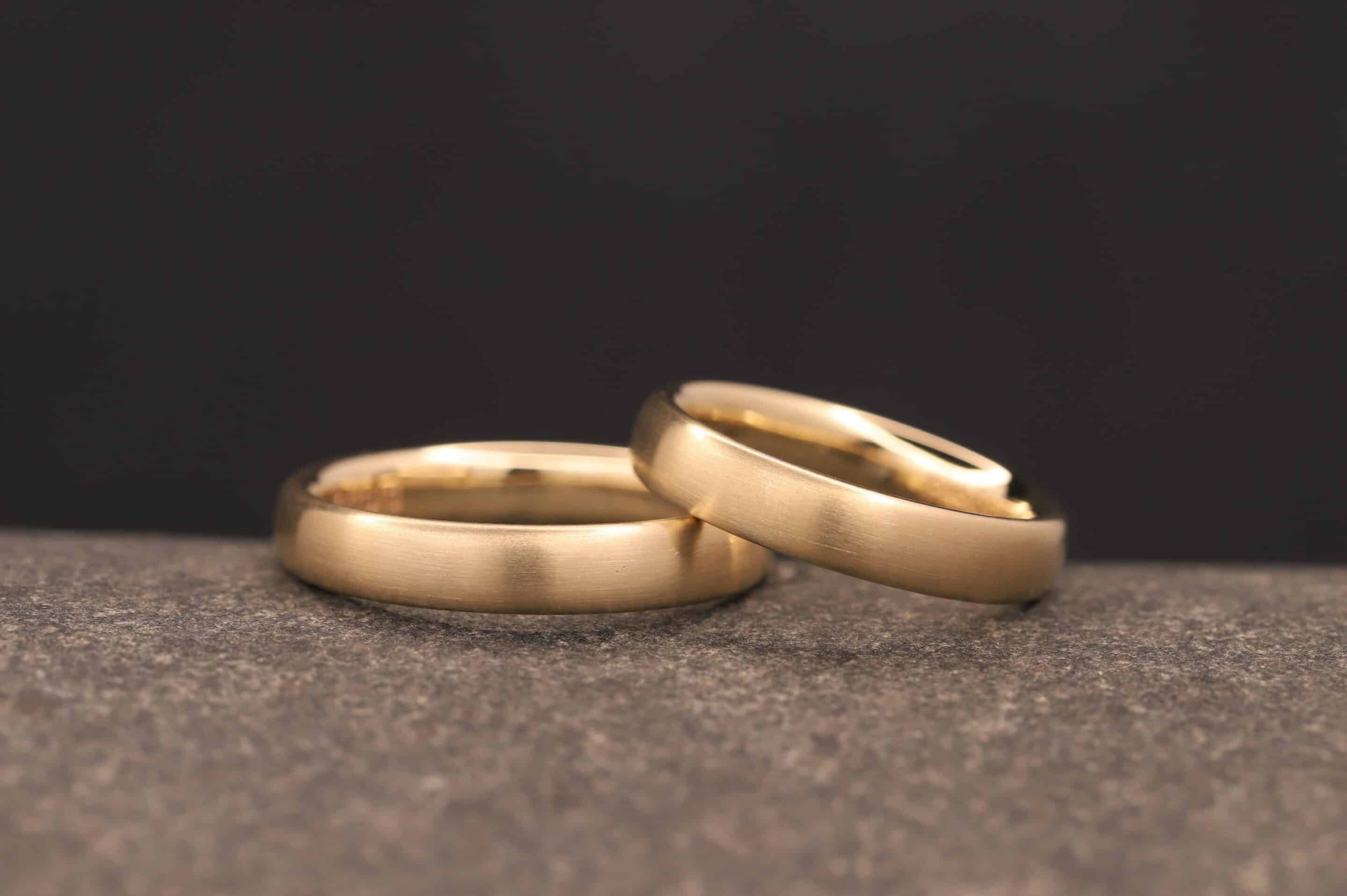 schlichte matte ovale eheringe aus gold schmuckgarten