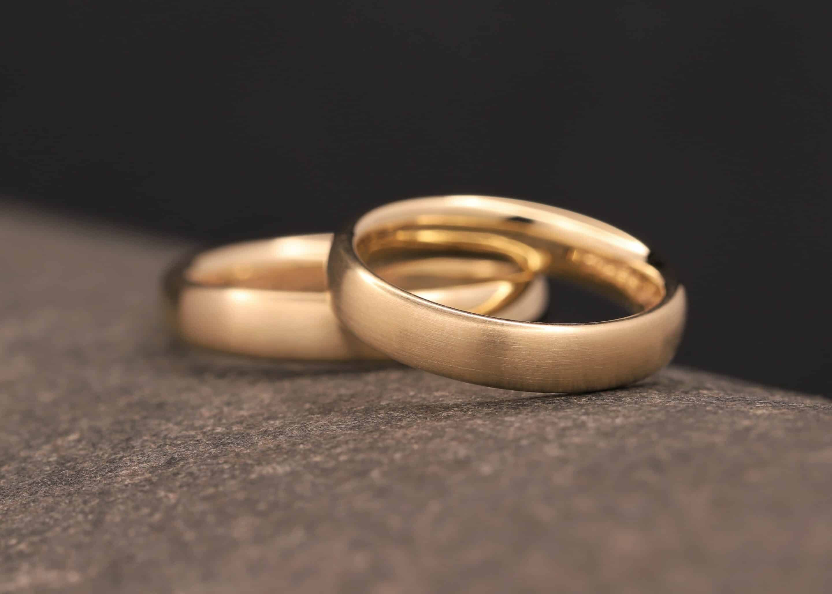 schlichte matte ovale eheringe aus gold schmuckgarten