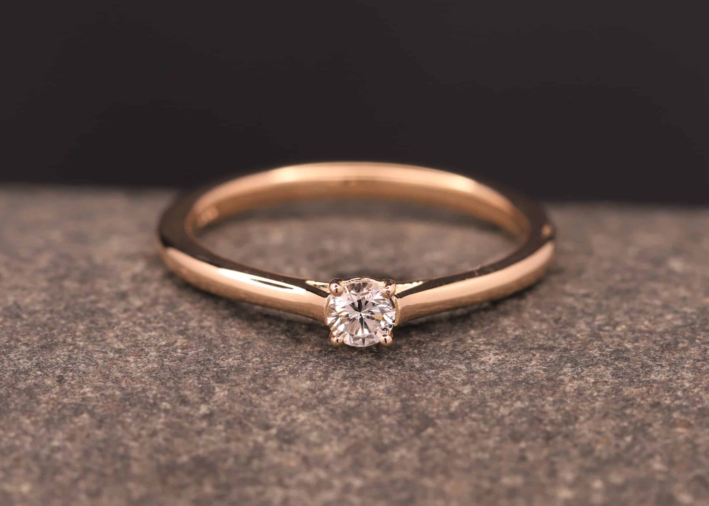 solitaer ring für verlobung in rosegold und brillant mit vier krappen gefasst