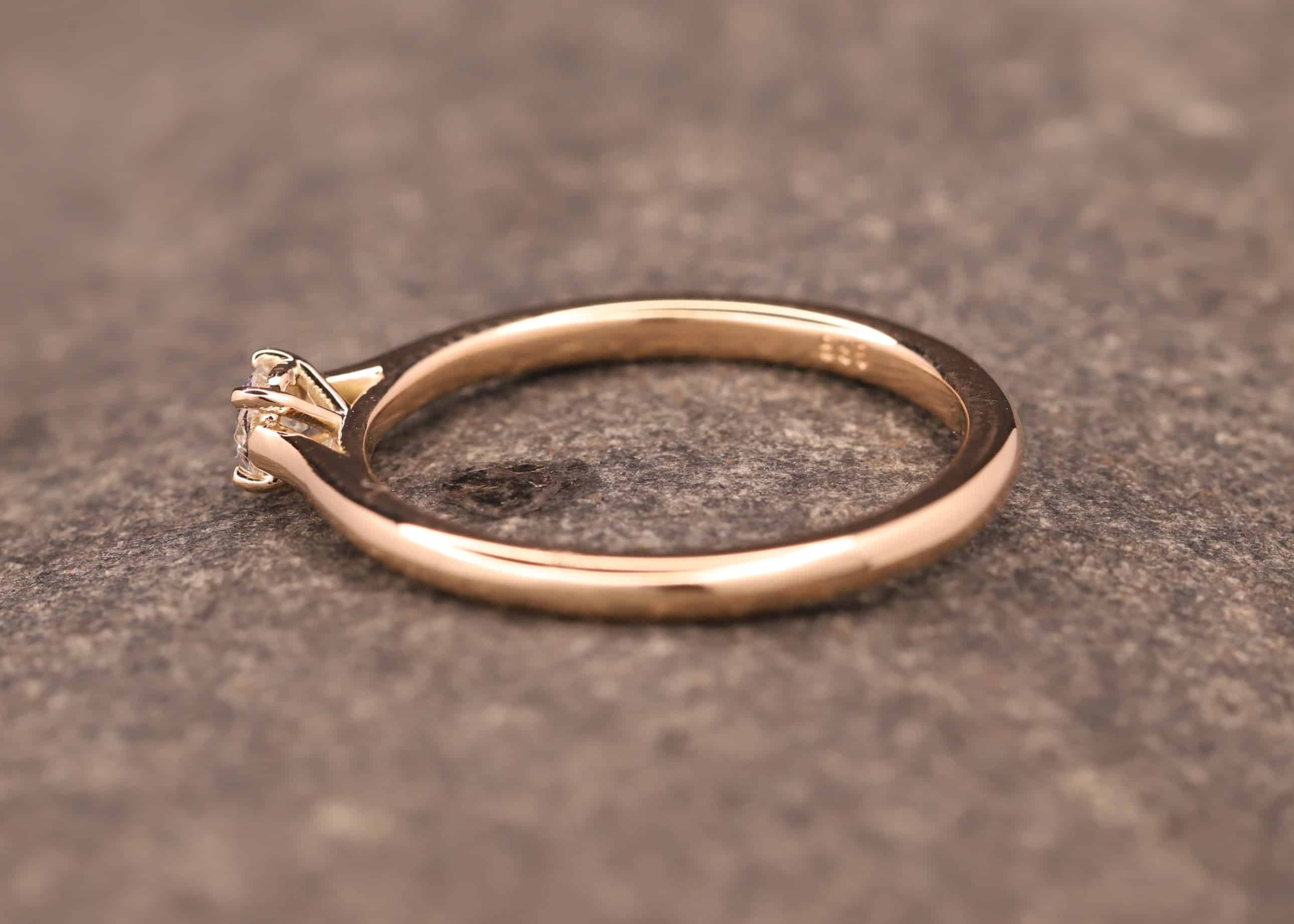 solitaer ring für verlobung in rosegold und brillant mit vier krappen gefasst