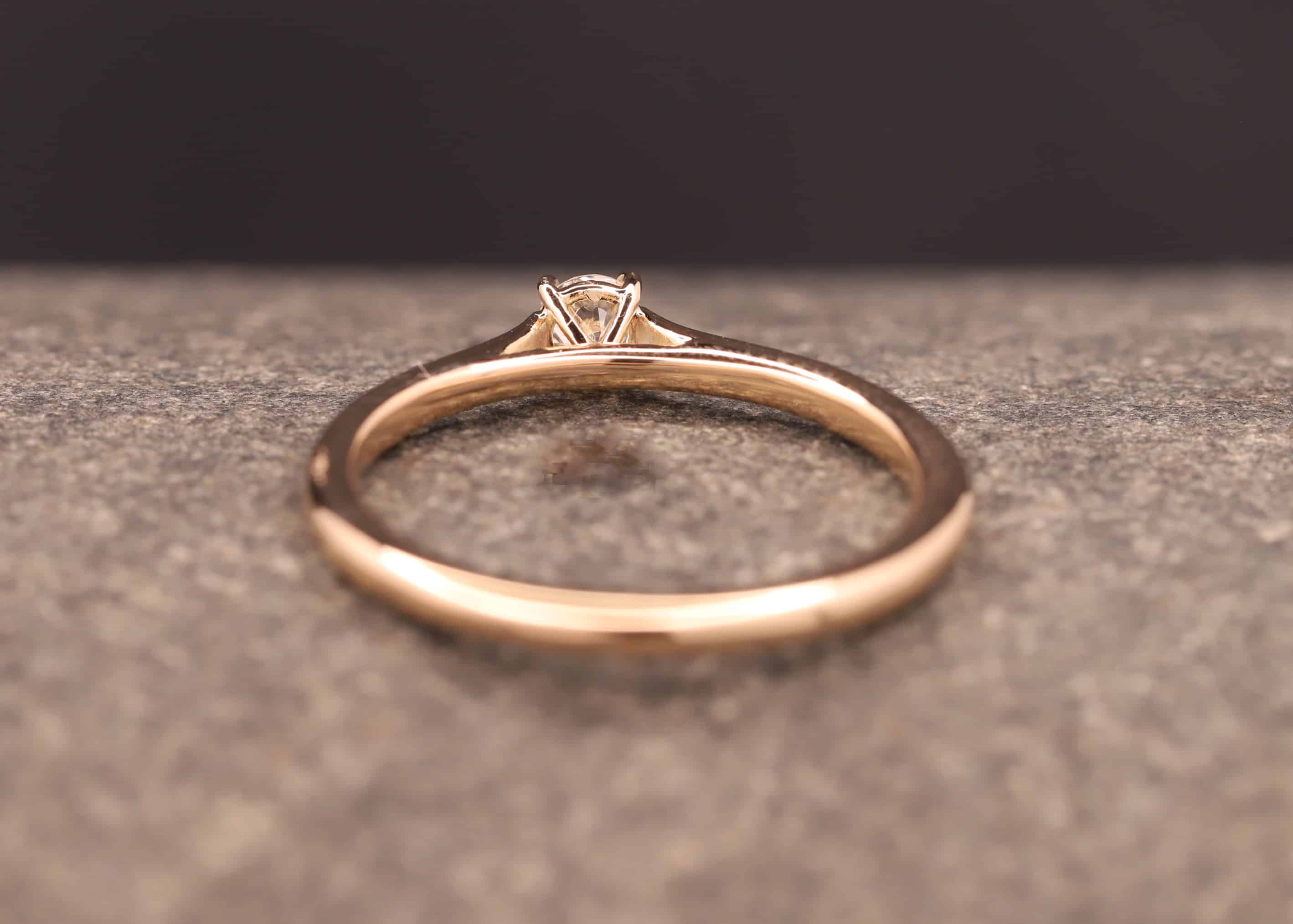 solitaer ring für verlobung in rosegold und brillant mit vier krappen gefasst
