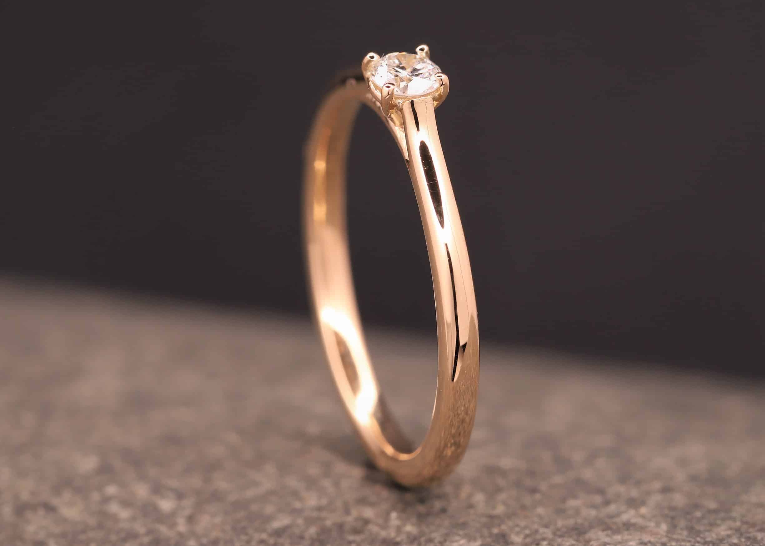 solitaer ring für verlobung in rosegold und brillant mit vier krappen gefasst